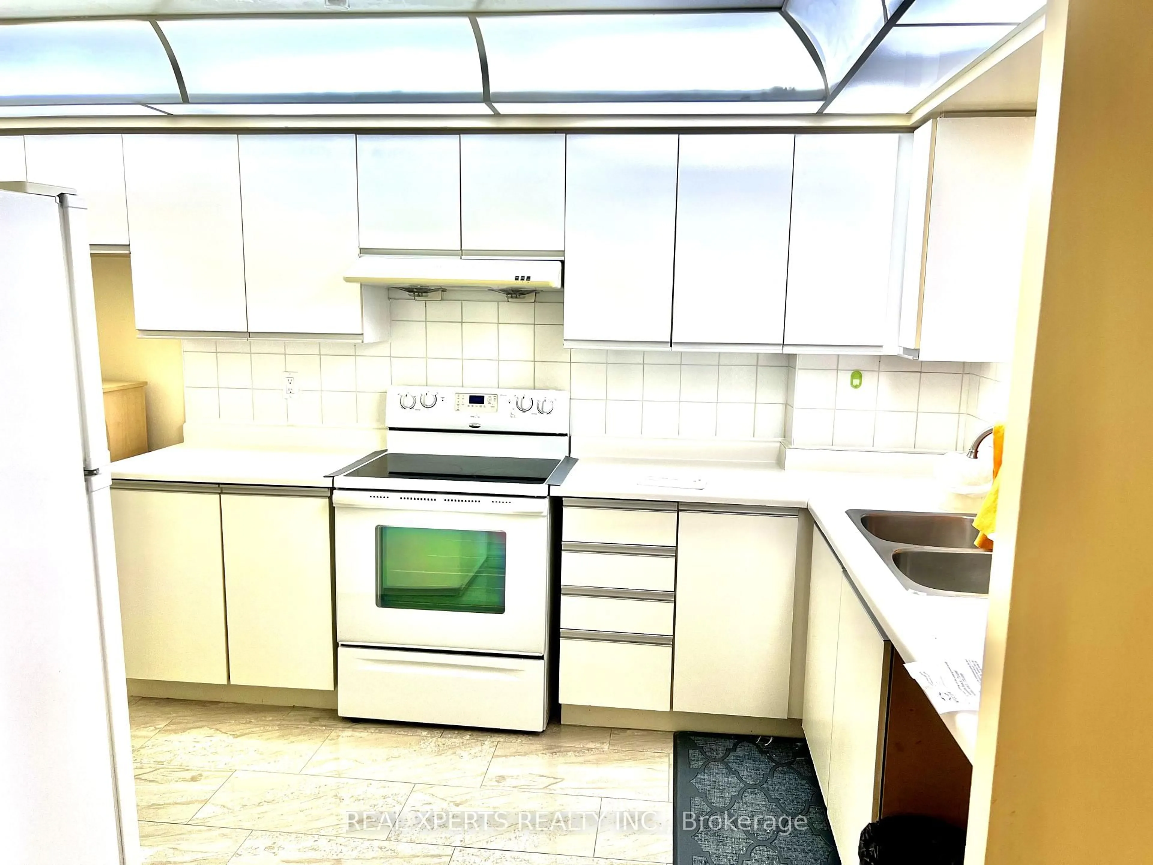 Standard kitchen, ceramic/tile floor for 4727 Sheppard Ave #802, Toronto Ontario M1S 5B3