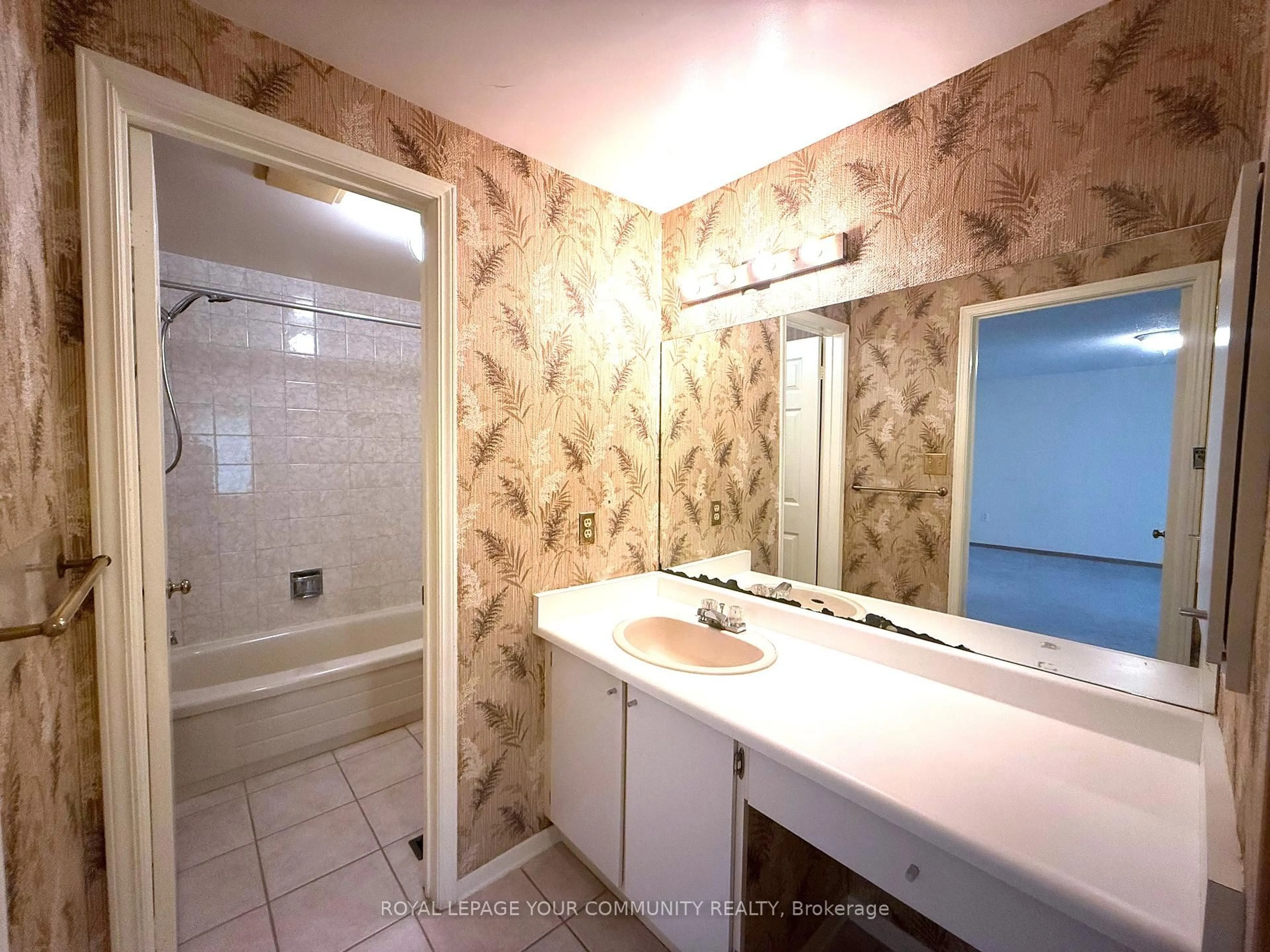 Standard bathroom, ceramic/tile floor for 90 Belinda Sq, Toronto Ontario M1W 3M2
