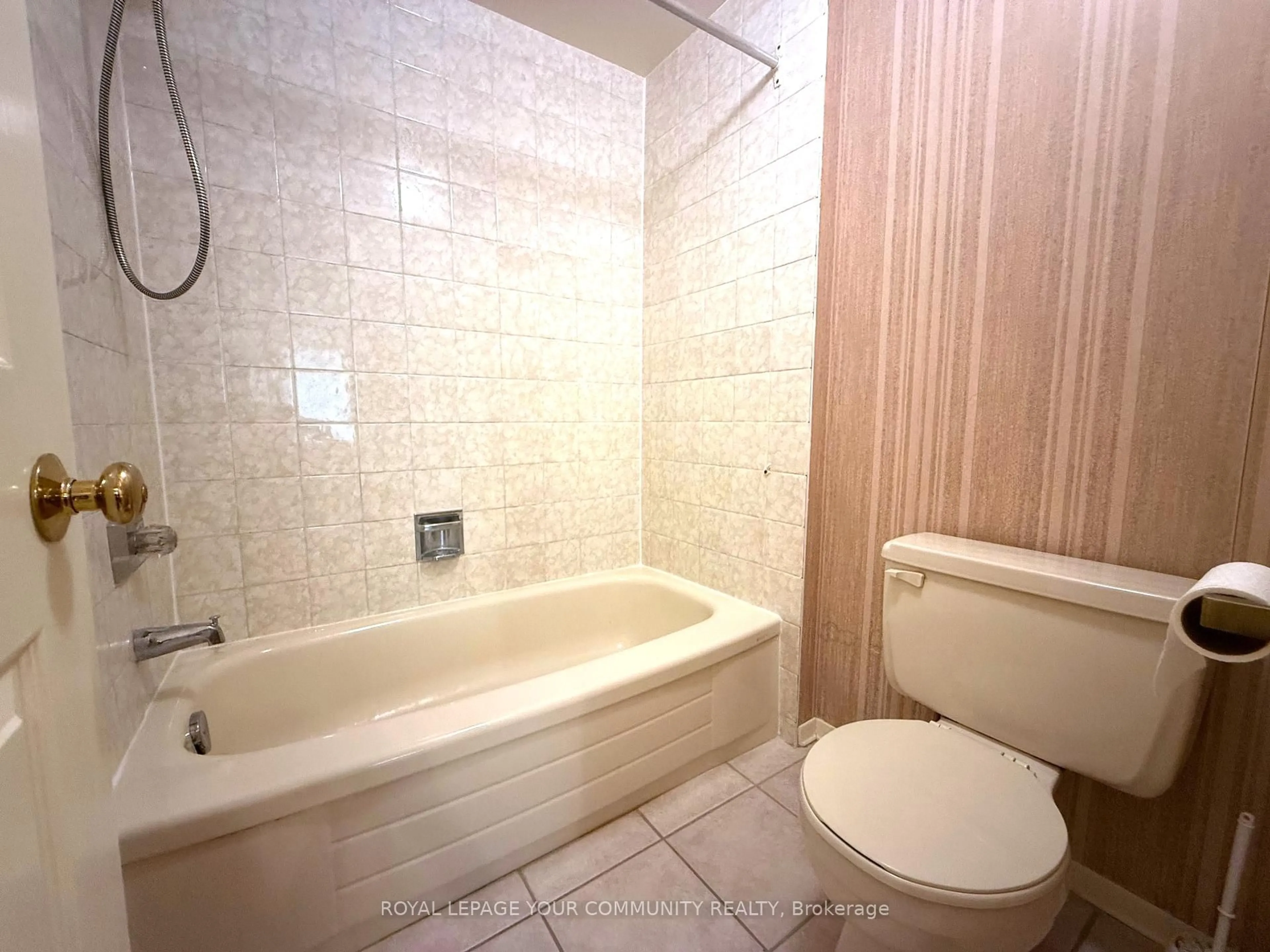 Standard bathroom, unknown for 90 Belinda Sq, Toronto Ontario M1W 3M2