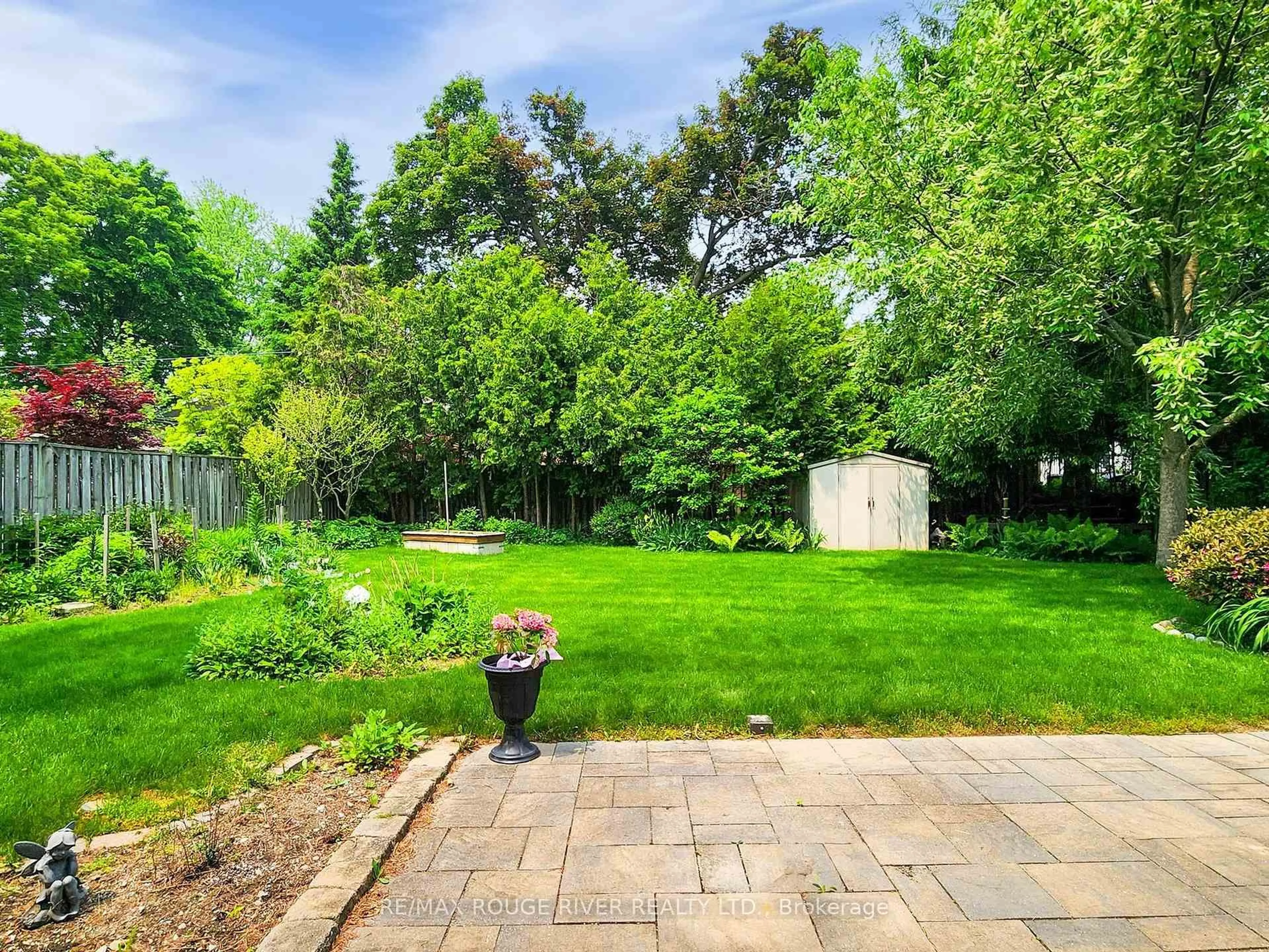 A pic from outside/outdoor area/front of a property/back of a property/a pic from drone, forest/trees view for 309 Jaybell Grve, Toronto Ontario M1C 2X4