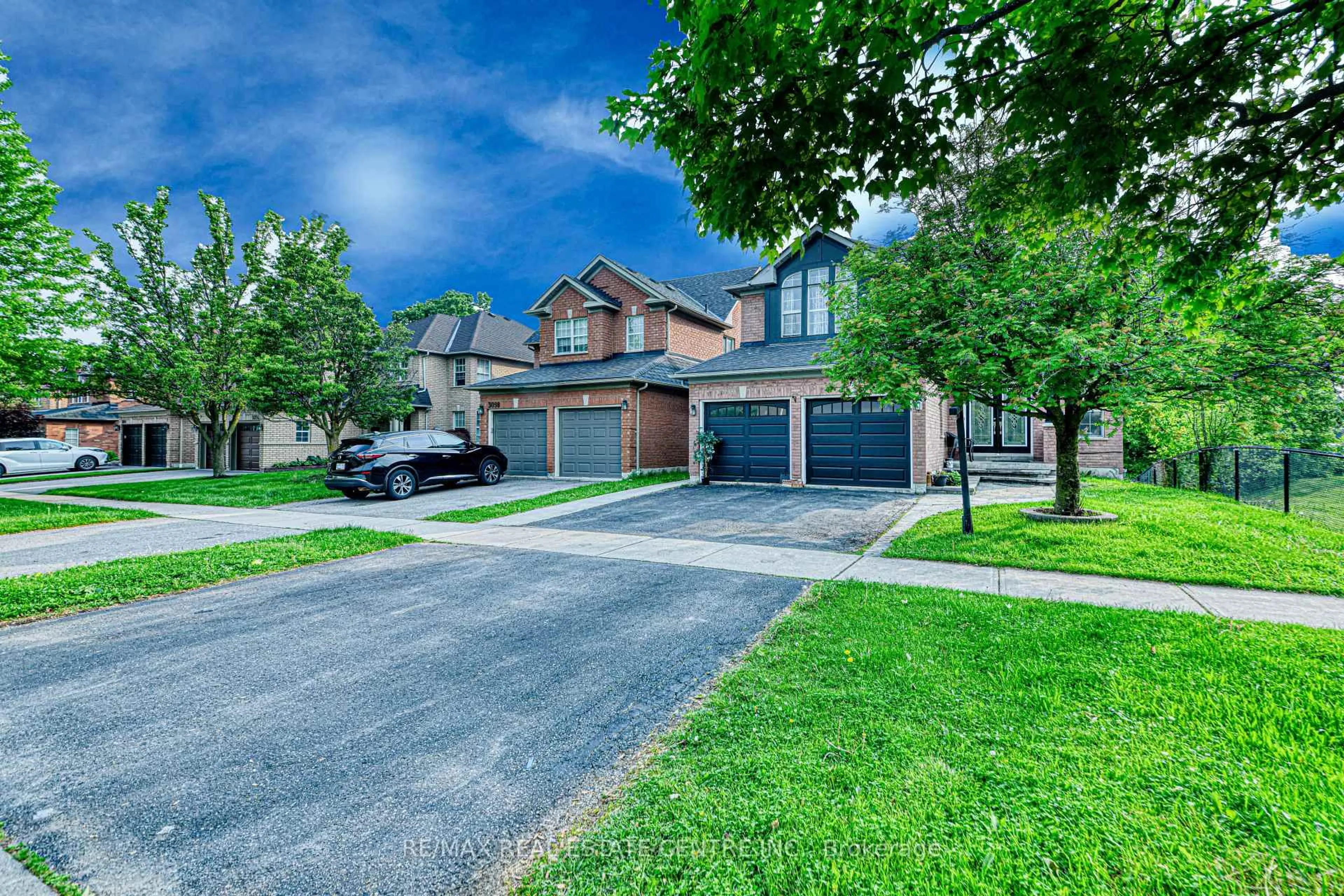A pic from outside/outdoor area/front of a property/back of a property/a pic from drone, street for 3100 Country Lane, Whitby Ontario L1P 1M4