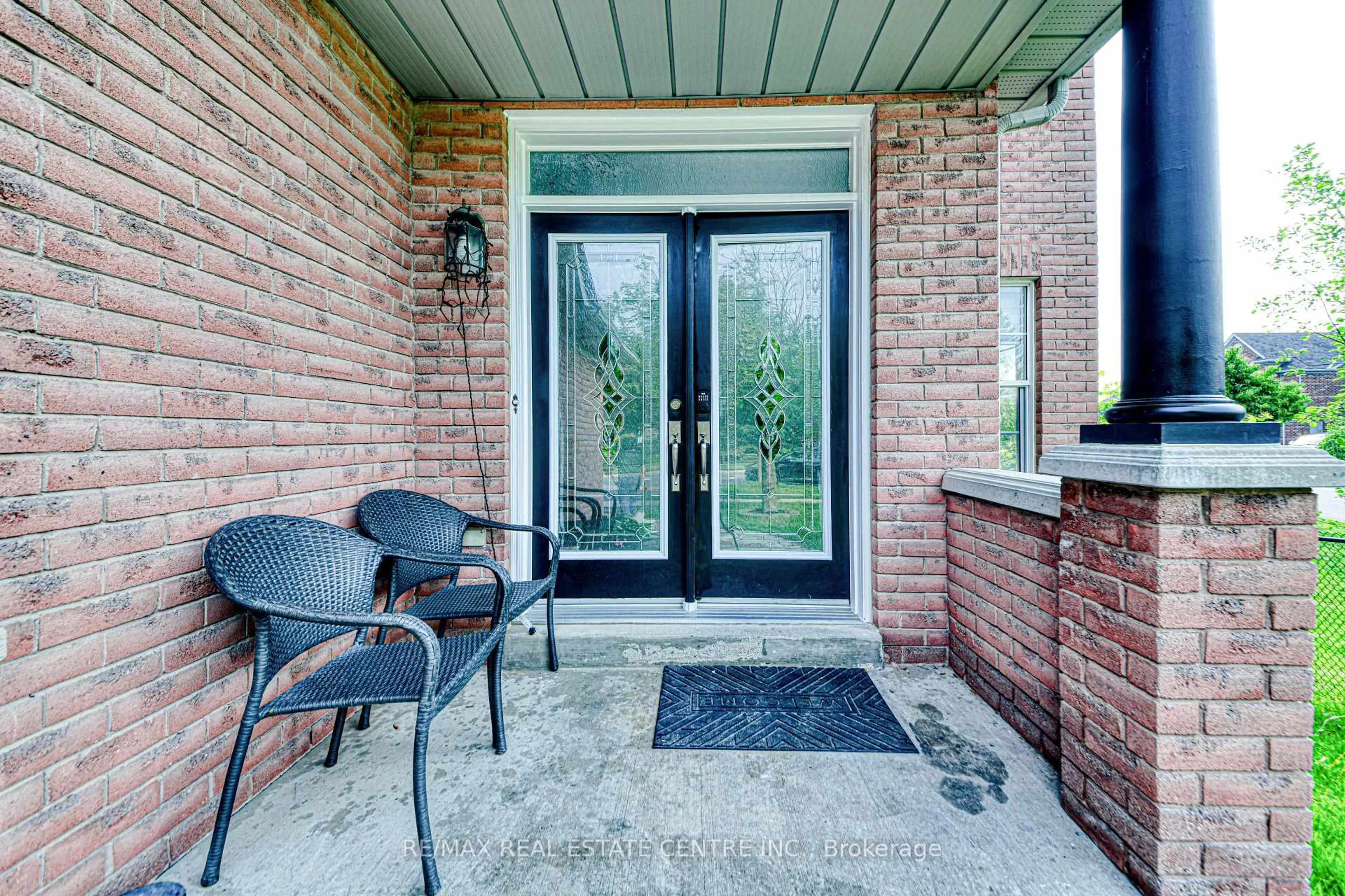 Indoor entryway for 3100 Country Lane, Whitby Ontario L1P 1M4
