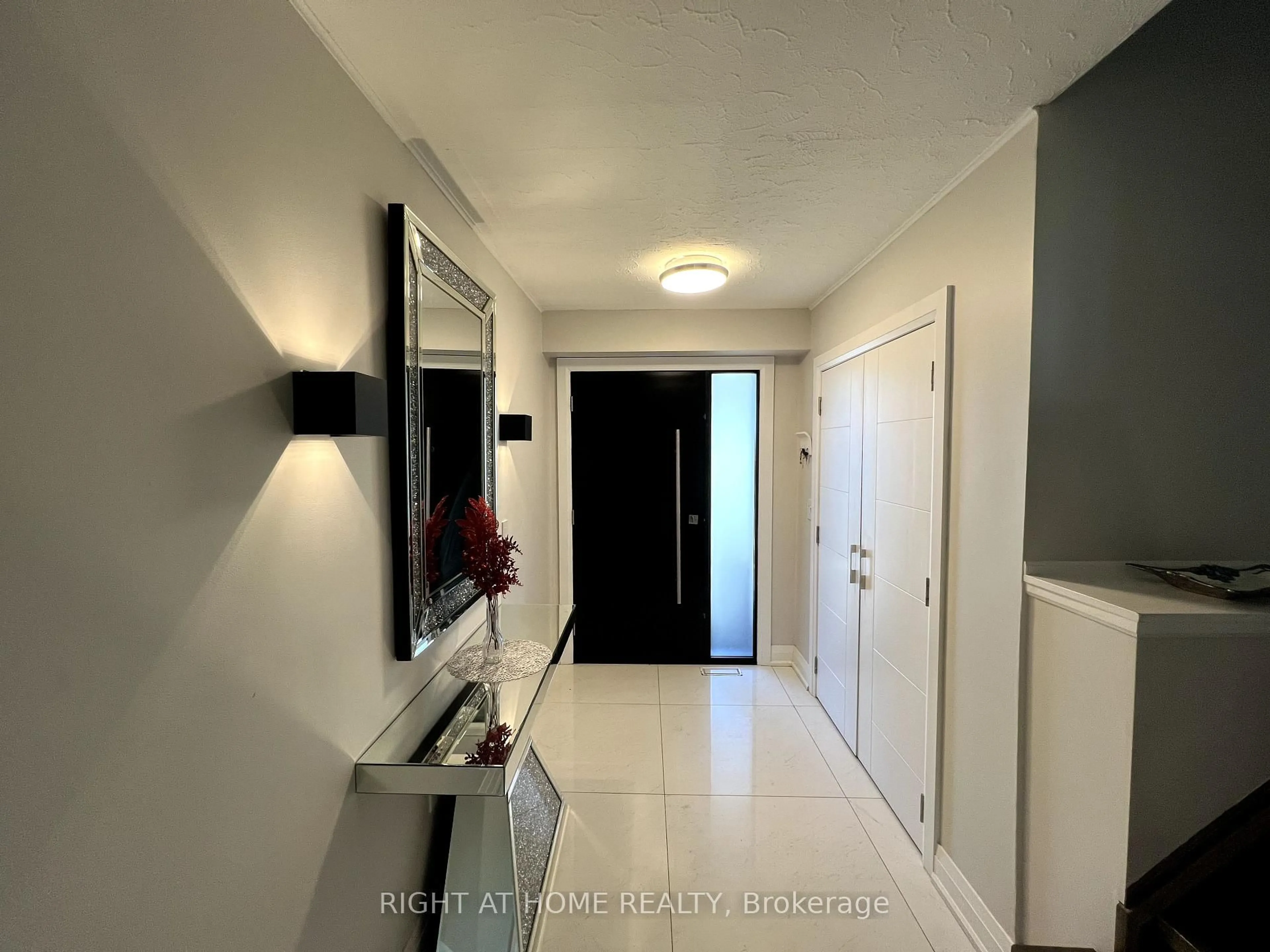 Indoor entryway for 310 Admiral Rd, Oshawa Ontario L1J 3A5