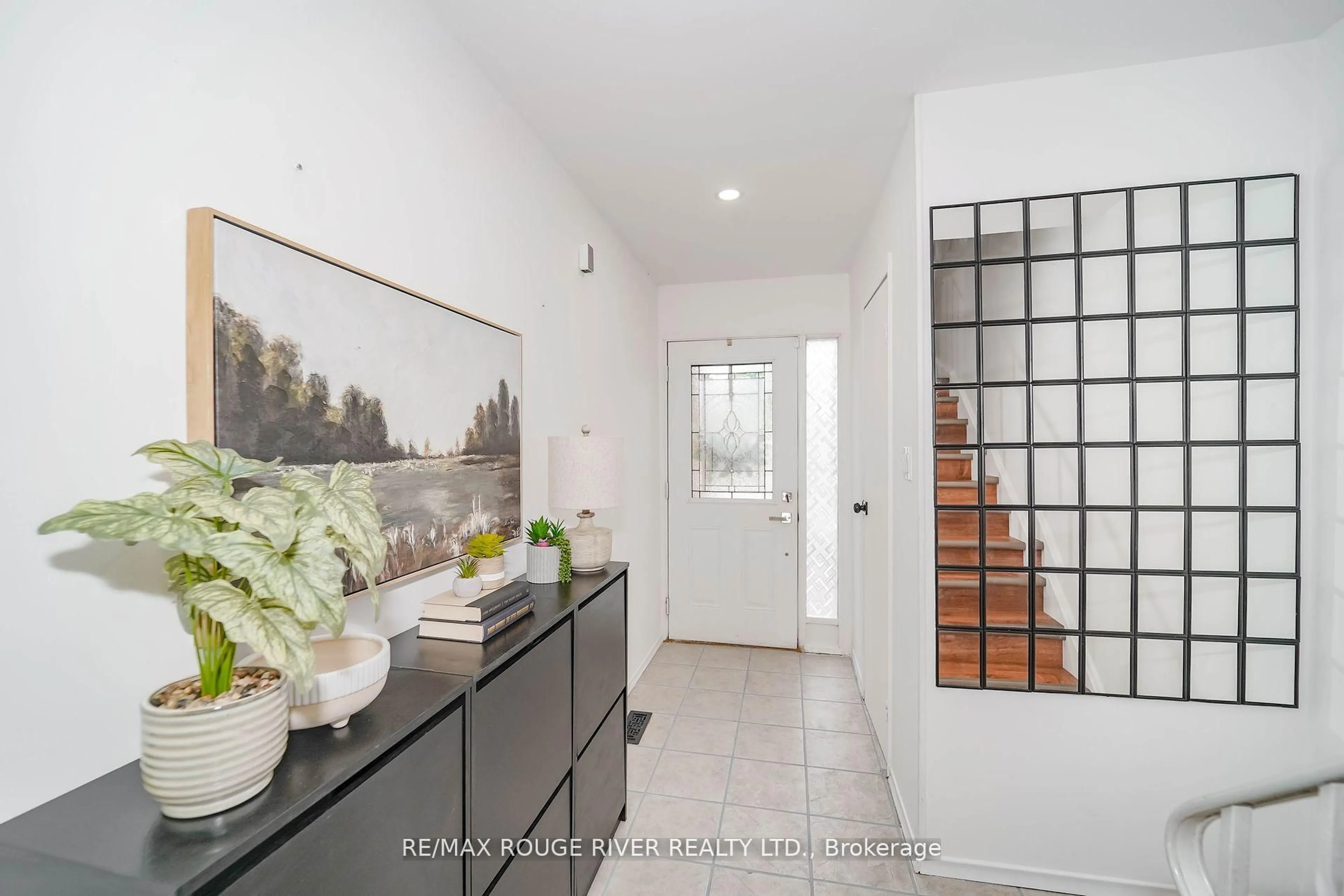 Indoor entryway for 100 Bridletowne Circ #74, Toronto Ontario M1W 2G8