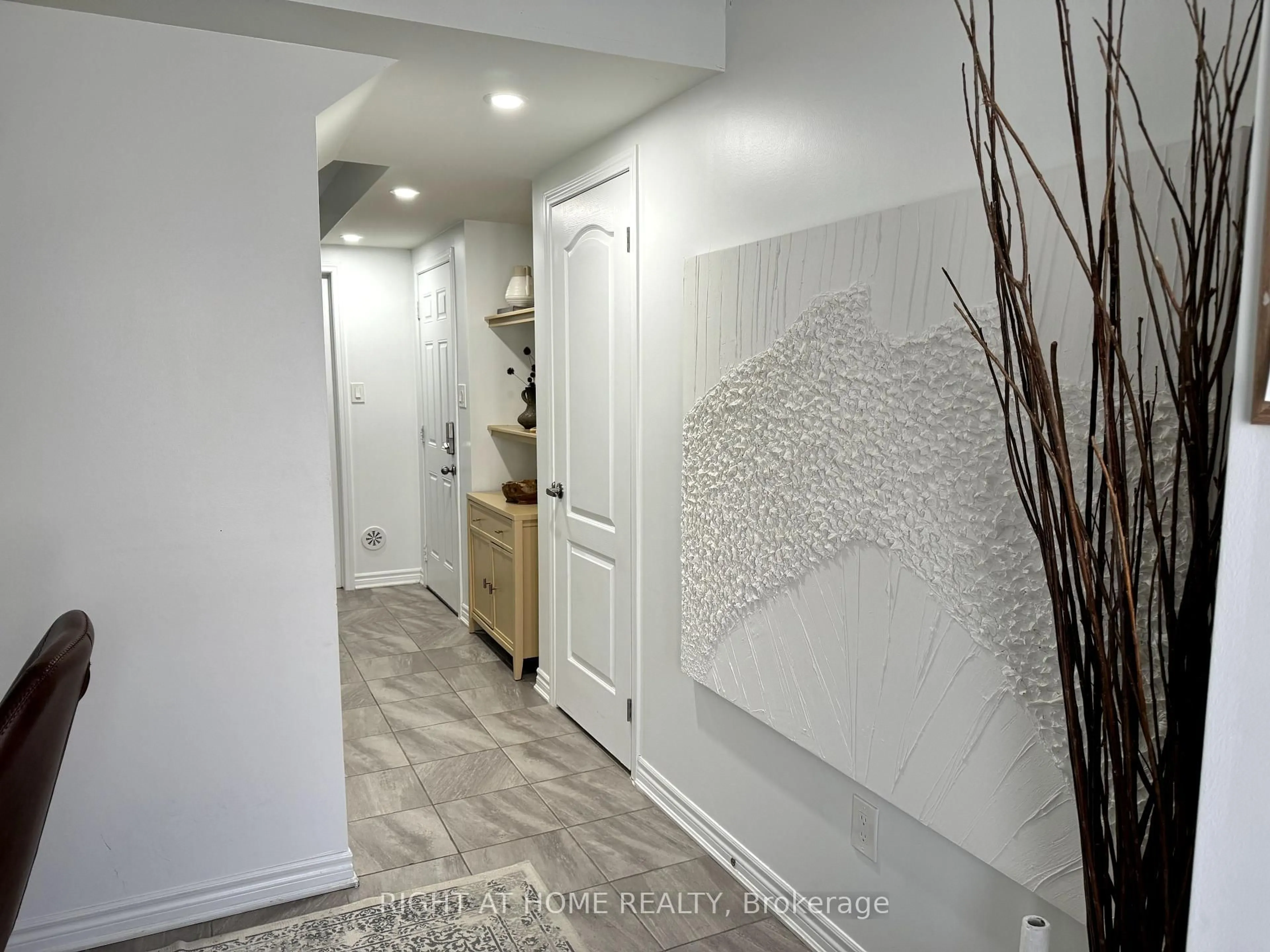 Indoor entryway for 72 Ayers Cres, Toronto Ontario M1L 0C4