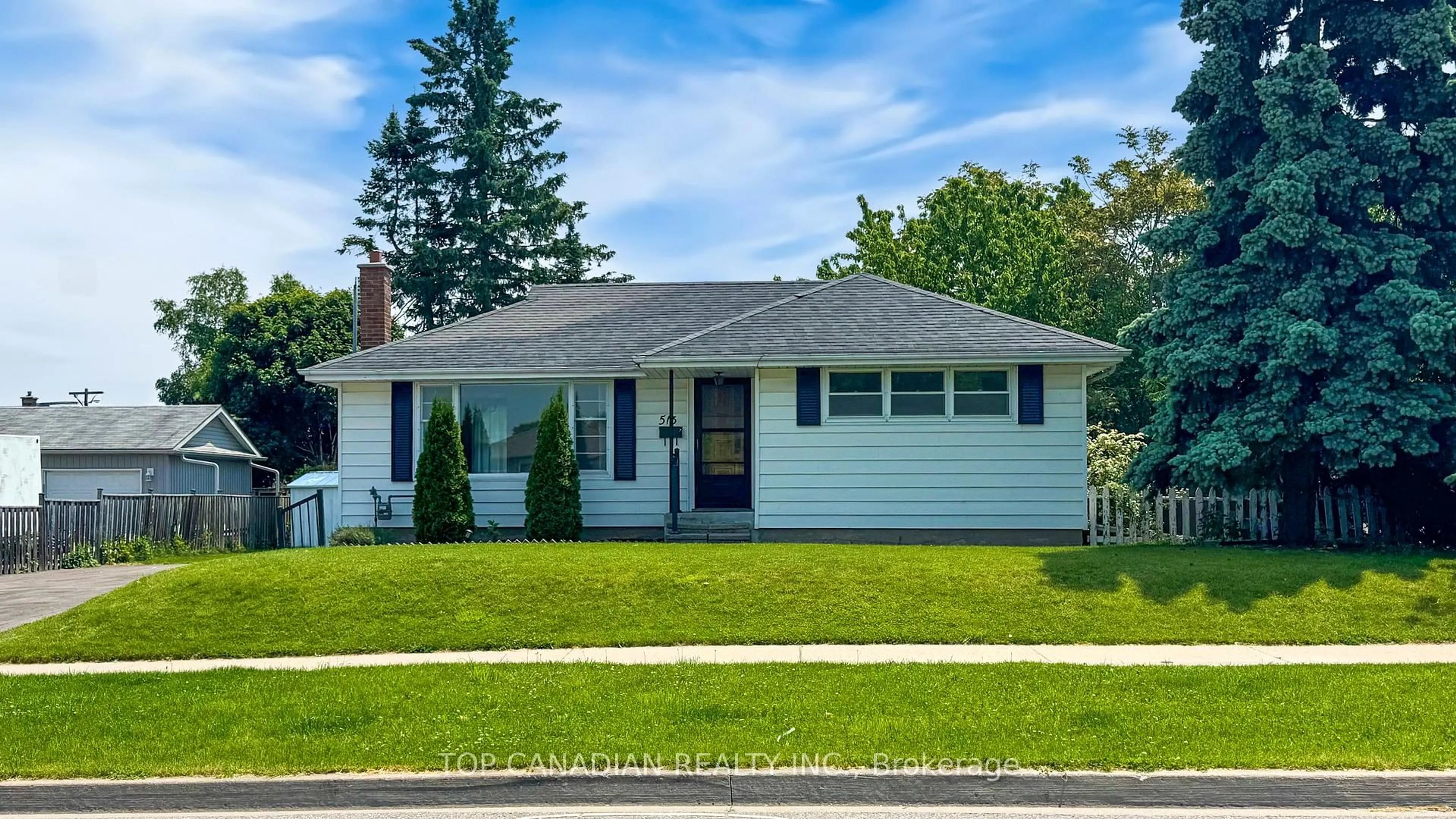 Home with vinyl exterior material, street for 513 Annapolis Ave, Oshawa Ontario L1J 2Y8