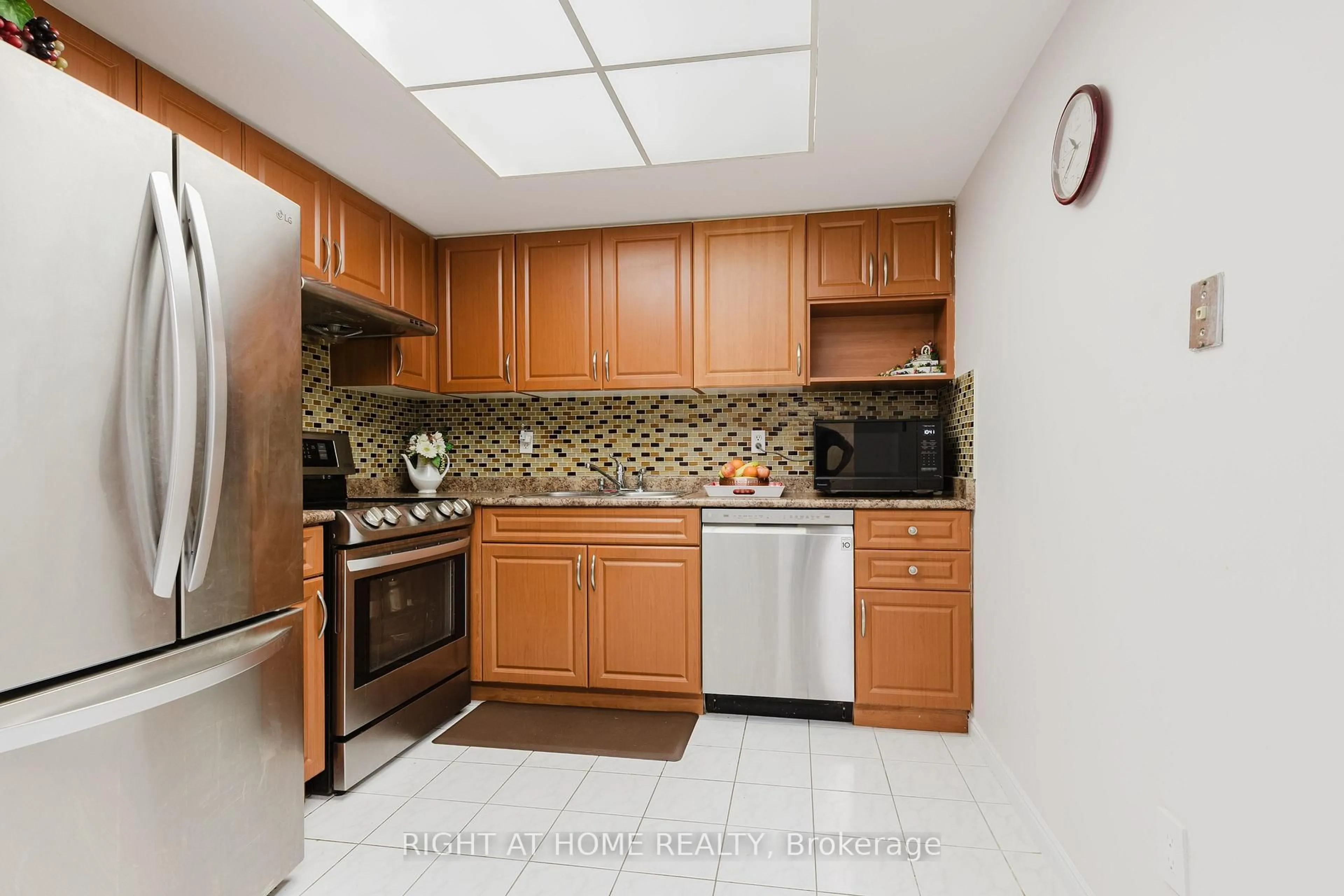 Standard kitchen, ceramic/tile floor for 1 Greystone Walk Dr #1690, Toronto Ontario M1K 5J3