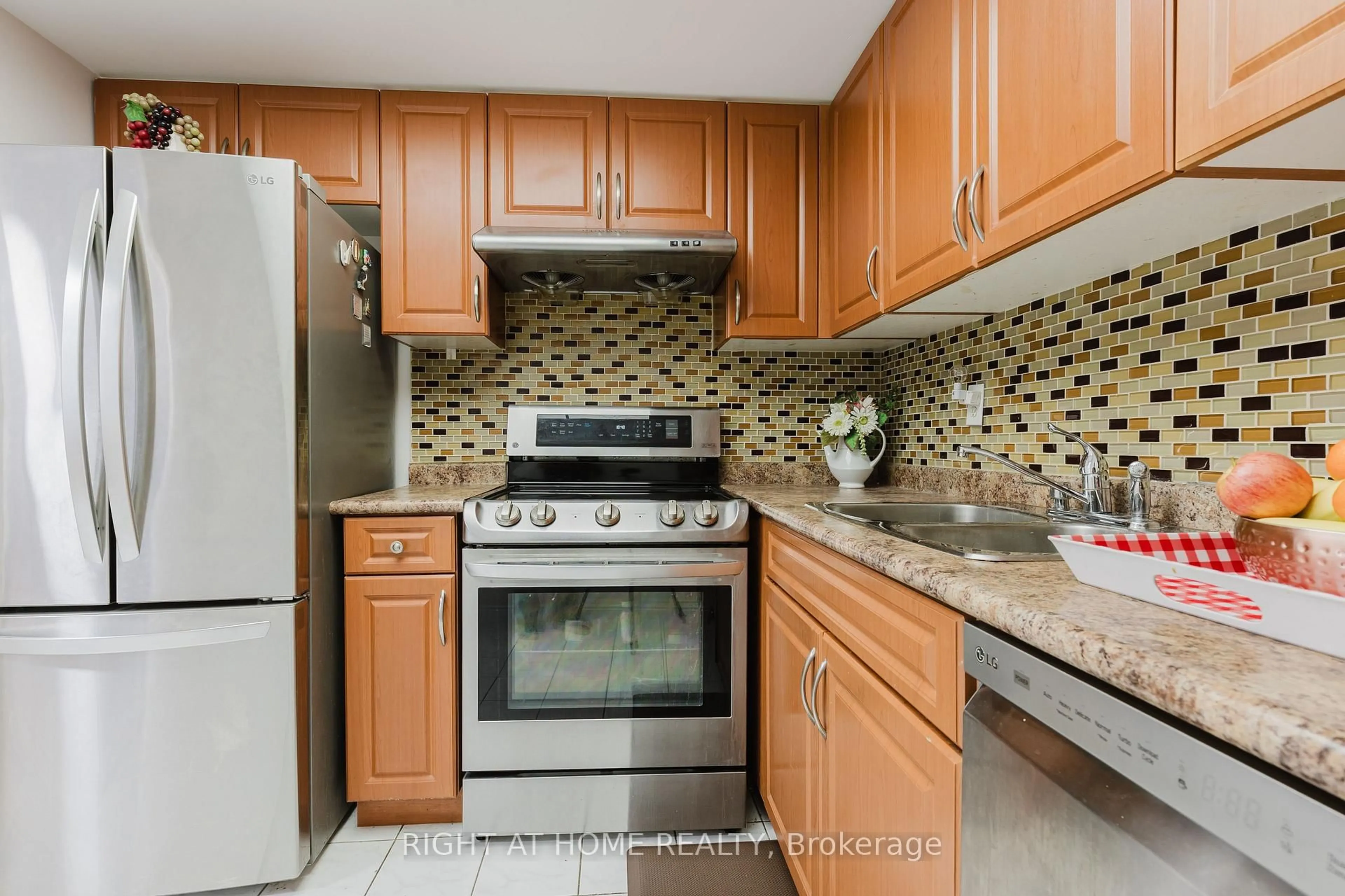Standard kitchen, ceramic/tile floor for 1 Greystone Walk Dr #1690, Toronto Ontario M1K 5J3