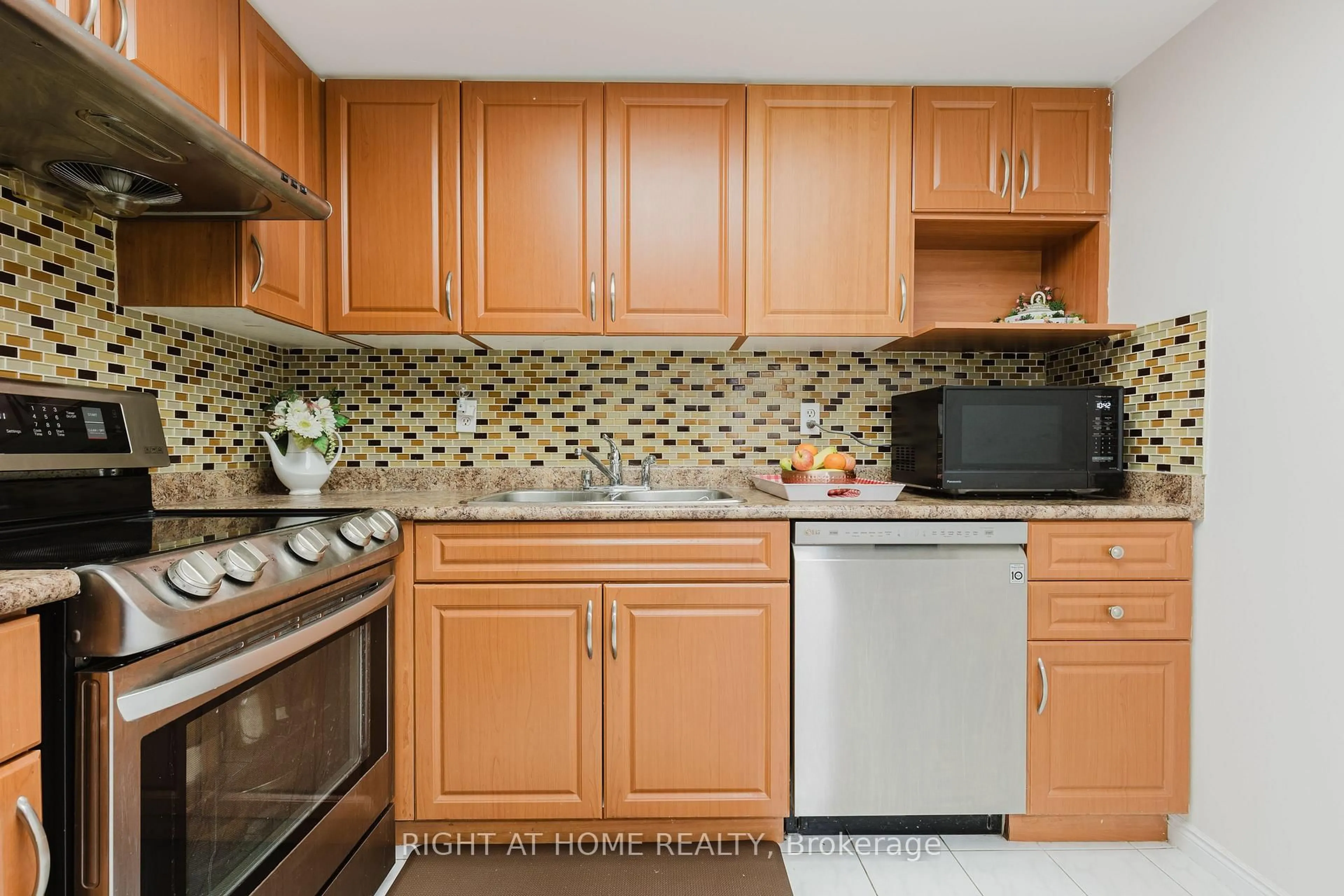 Standard kitchen, ceramic/tile floor for 1 Greystone Walk Dr #1690, Toronto Ontario M1K 5J3