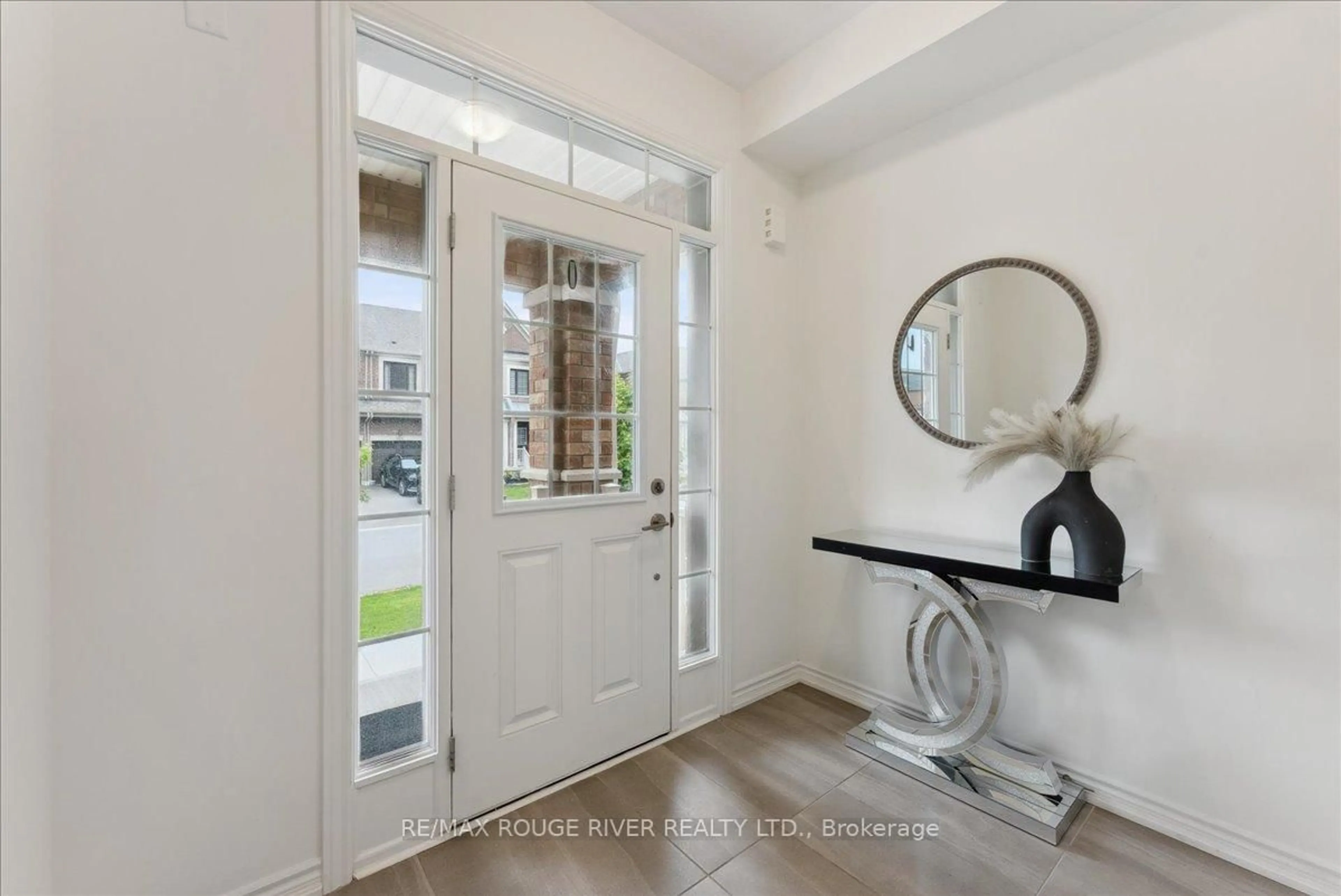 Indoor entryway for 122 Laing Dr, Whitby Ontario L1P 0N5