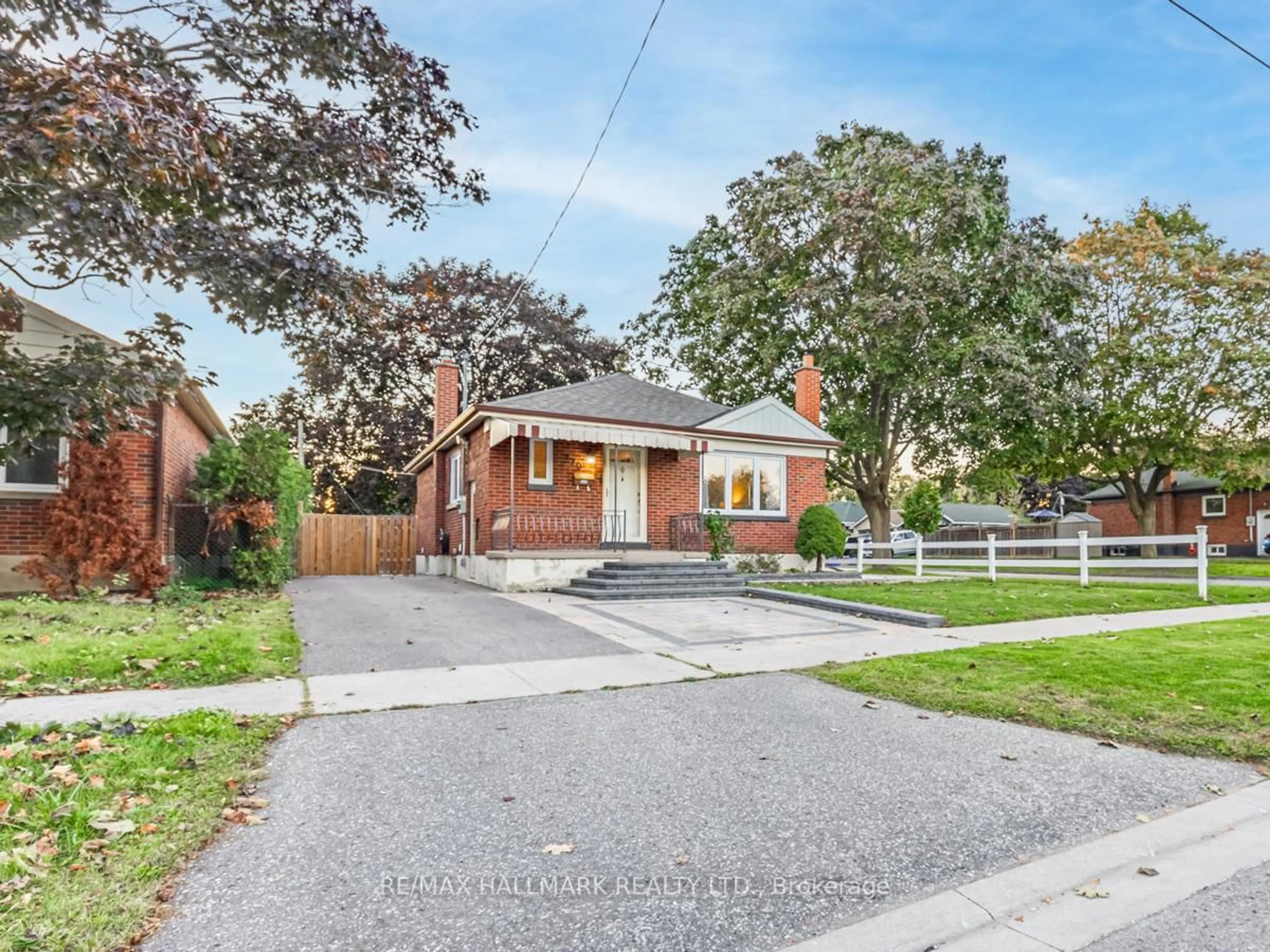 Home with brick exterior material, street for 270 Highland Ave, Oshawa Ontario L1H 6A9