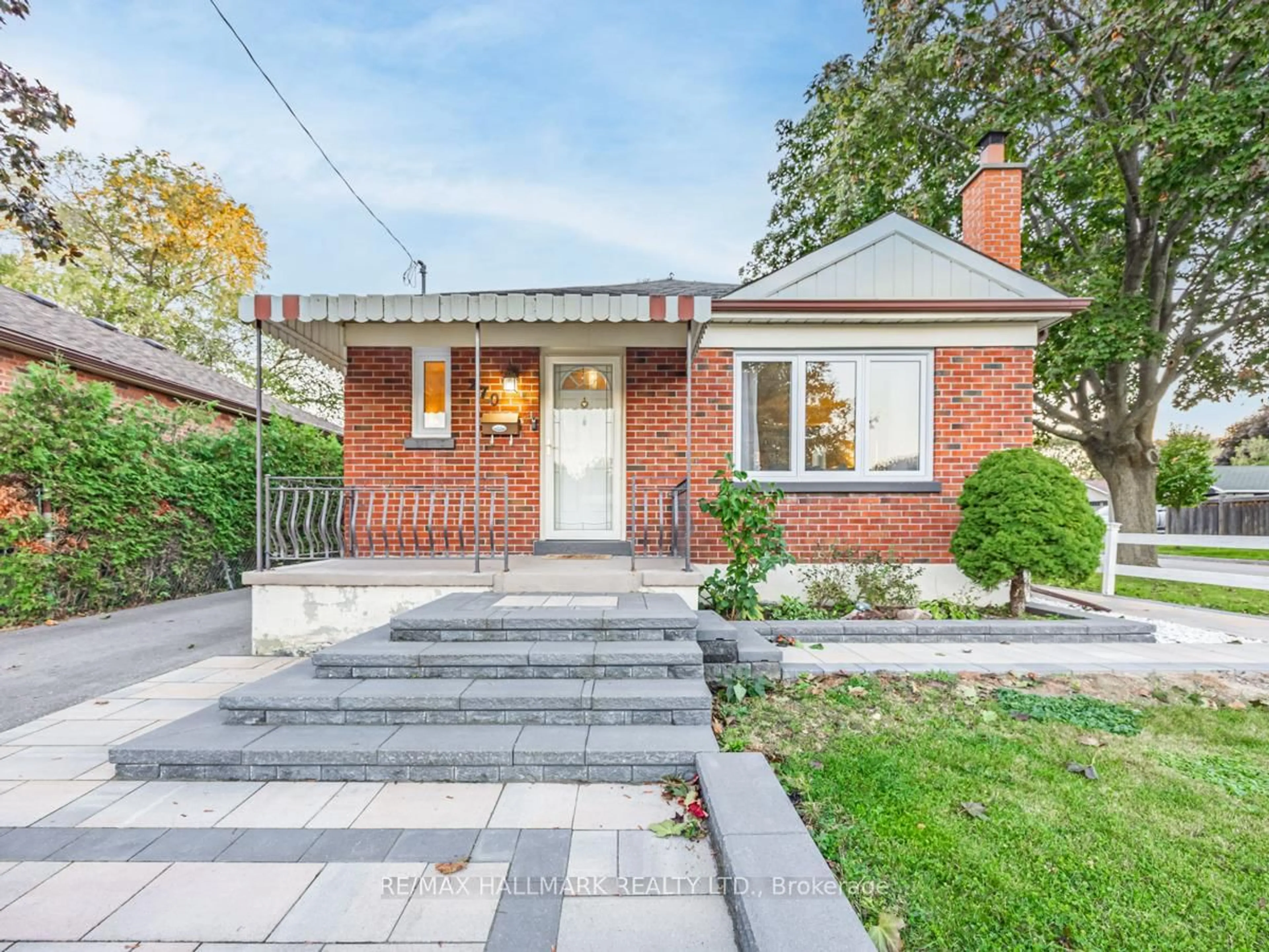 Home with brick exterior material, street for 270 Highland Ave, Oshawa Ontario L1H 6A9