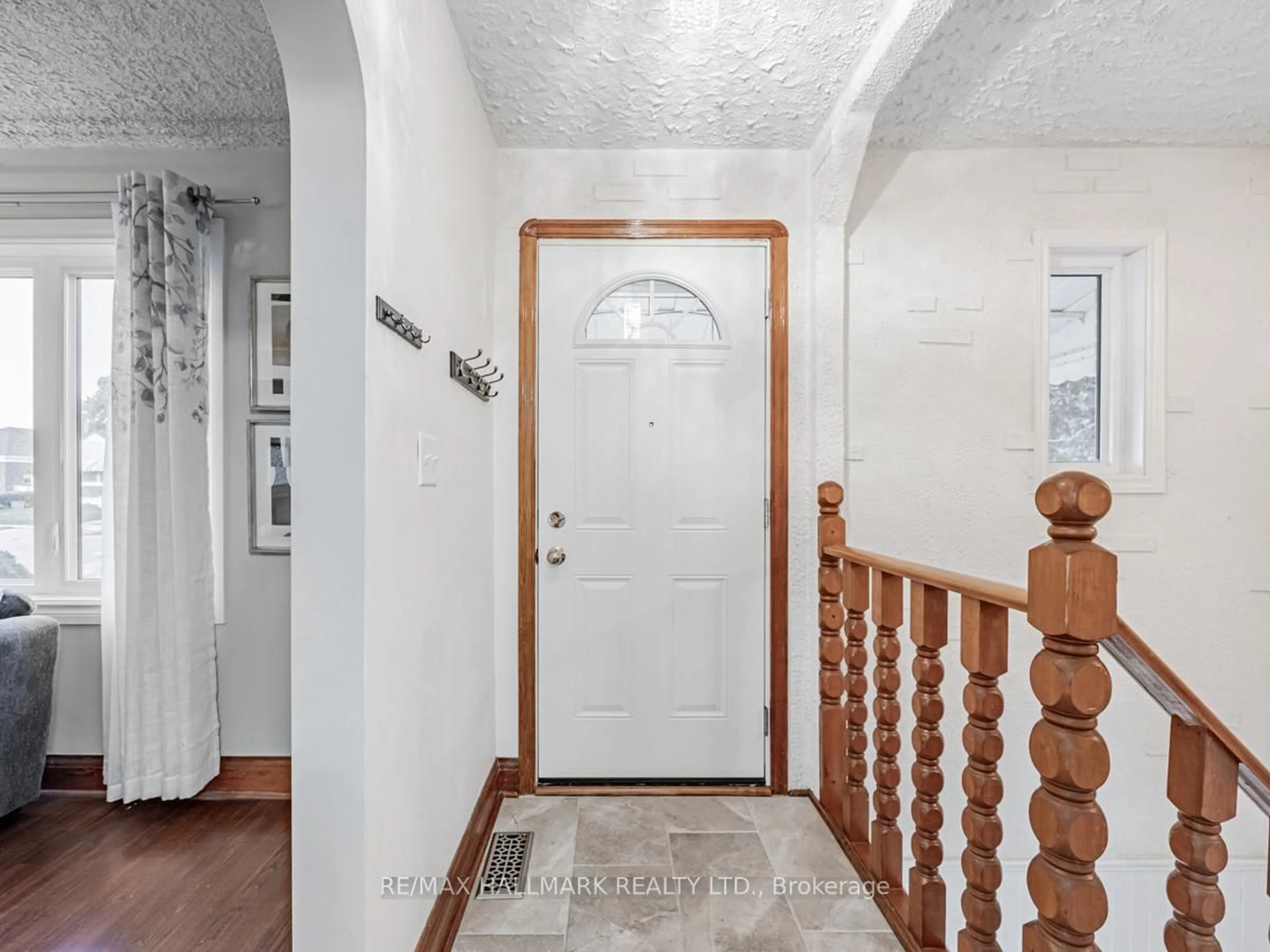Indoor entryway for 270 Highland Ave, Oshawa Ontario L1H 6A9