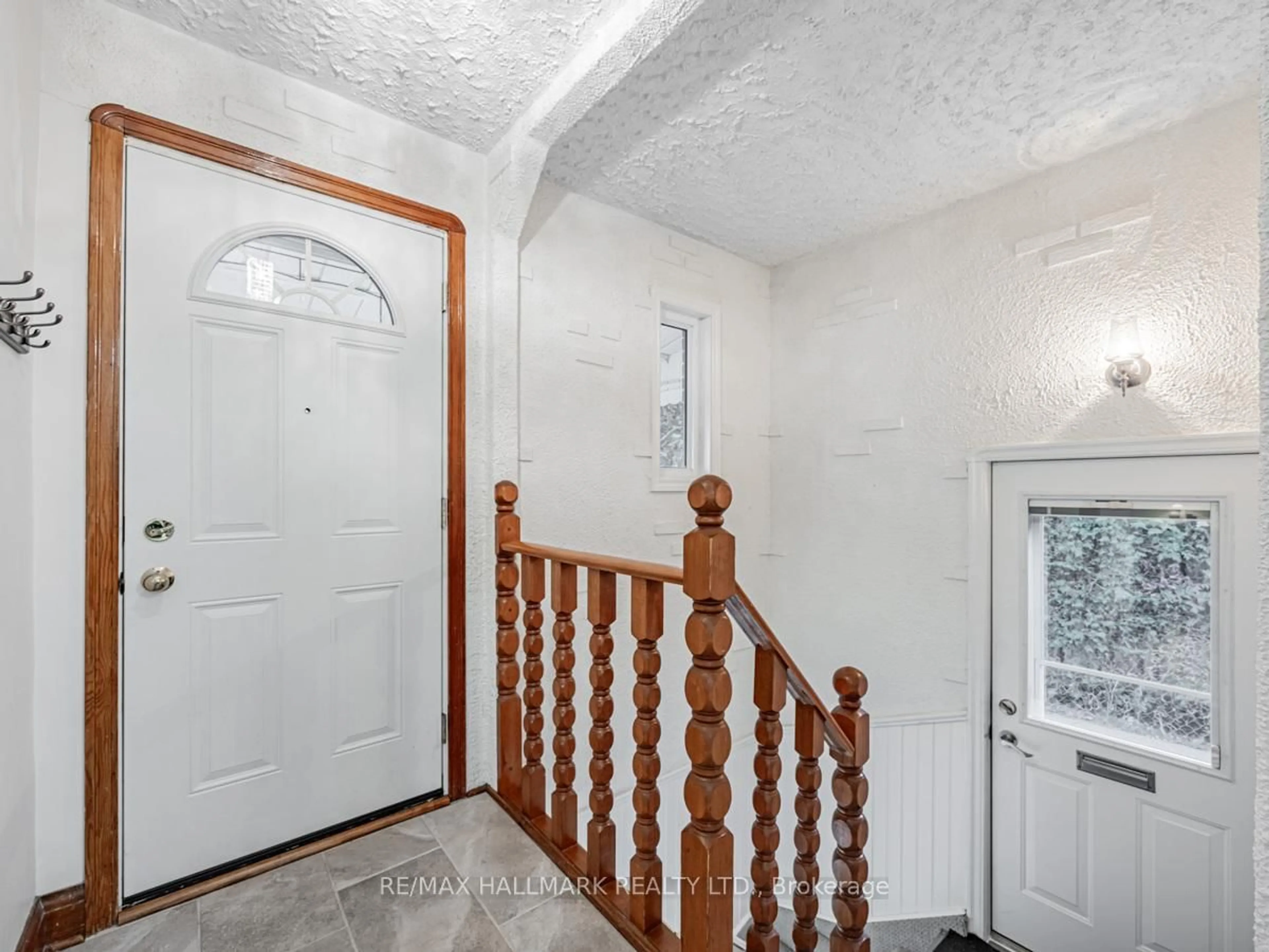 Indoor entryway for 270 Highland Ave, Oshawa Ontario L1H 6A9
