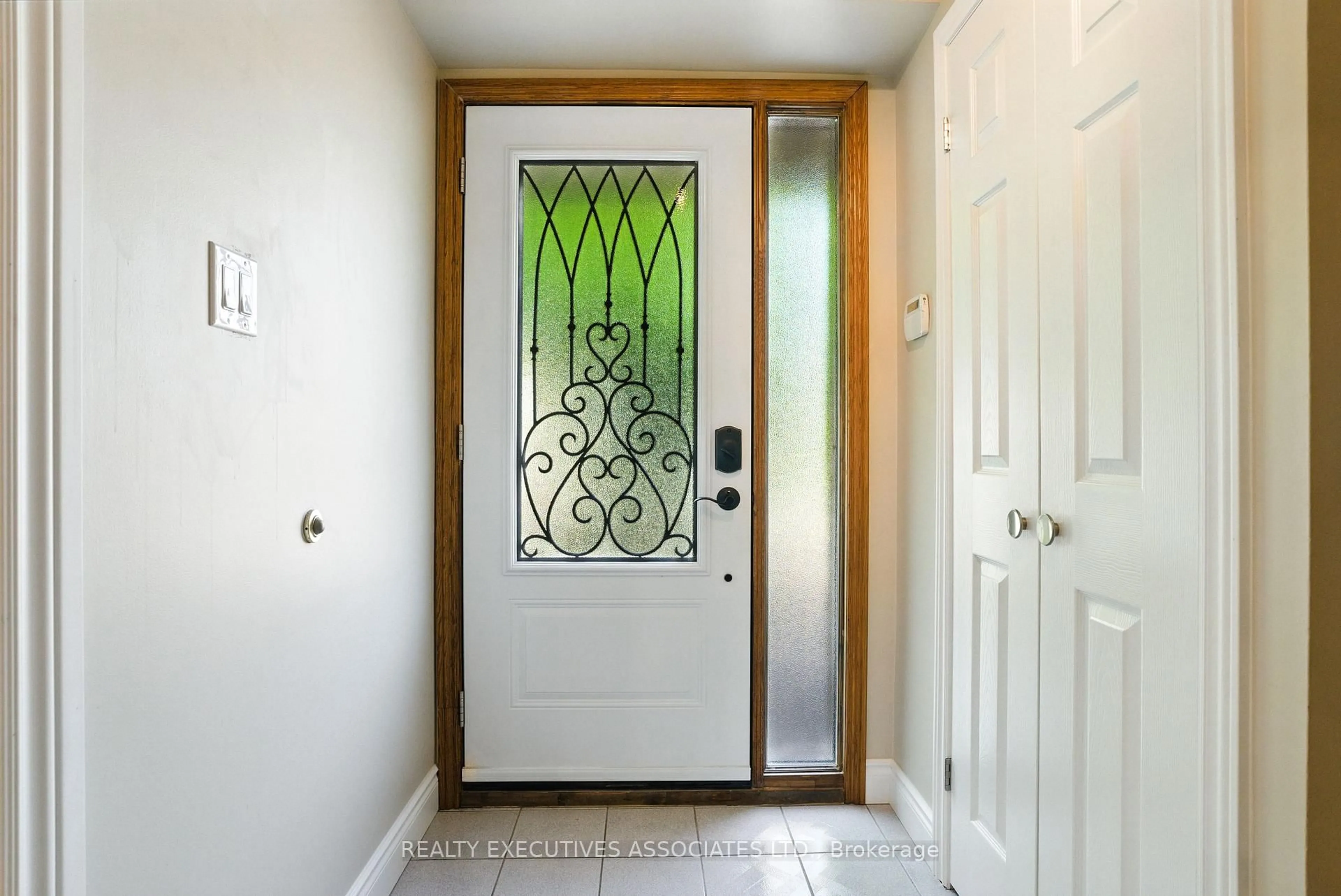 Indoor entryway for 27 Morgandale Cres, Clarington Ontario L1C 3N1