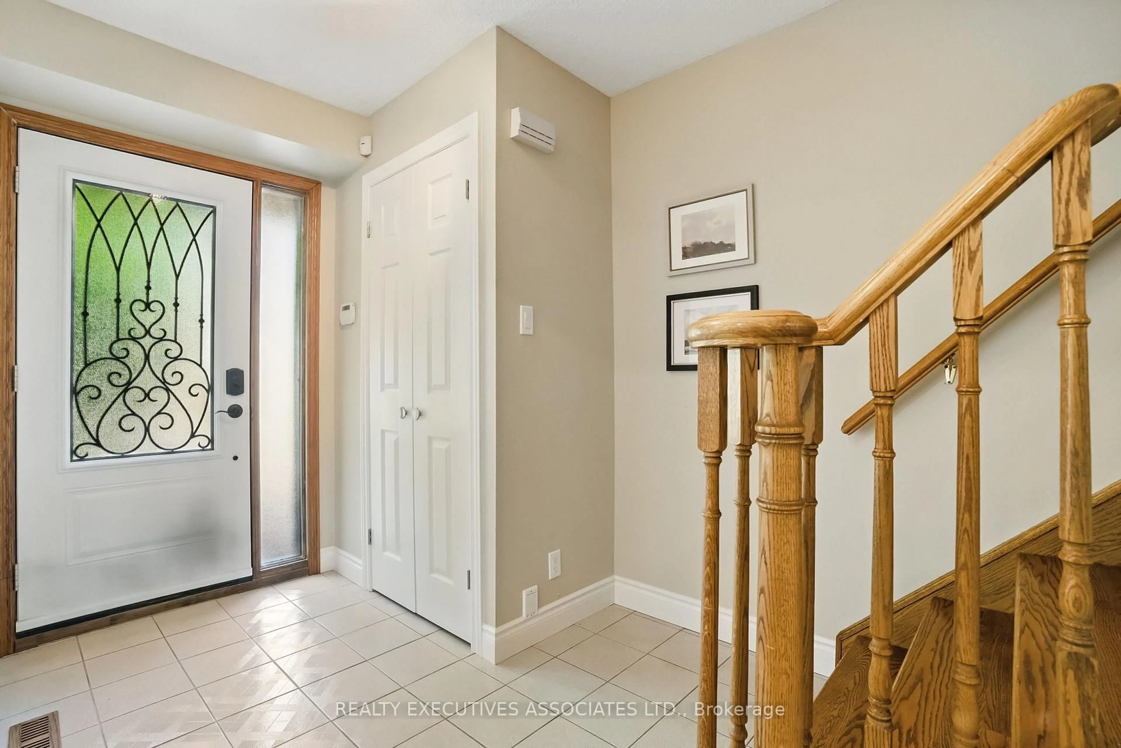 Indoor entryway for 27 Morgandale Cres, Clarington Ontario L1C 3N1