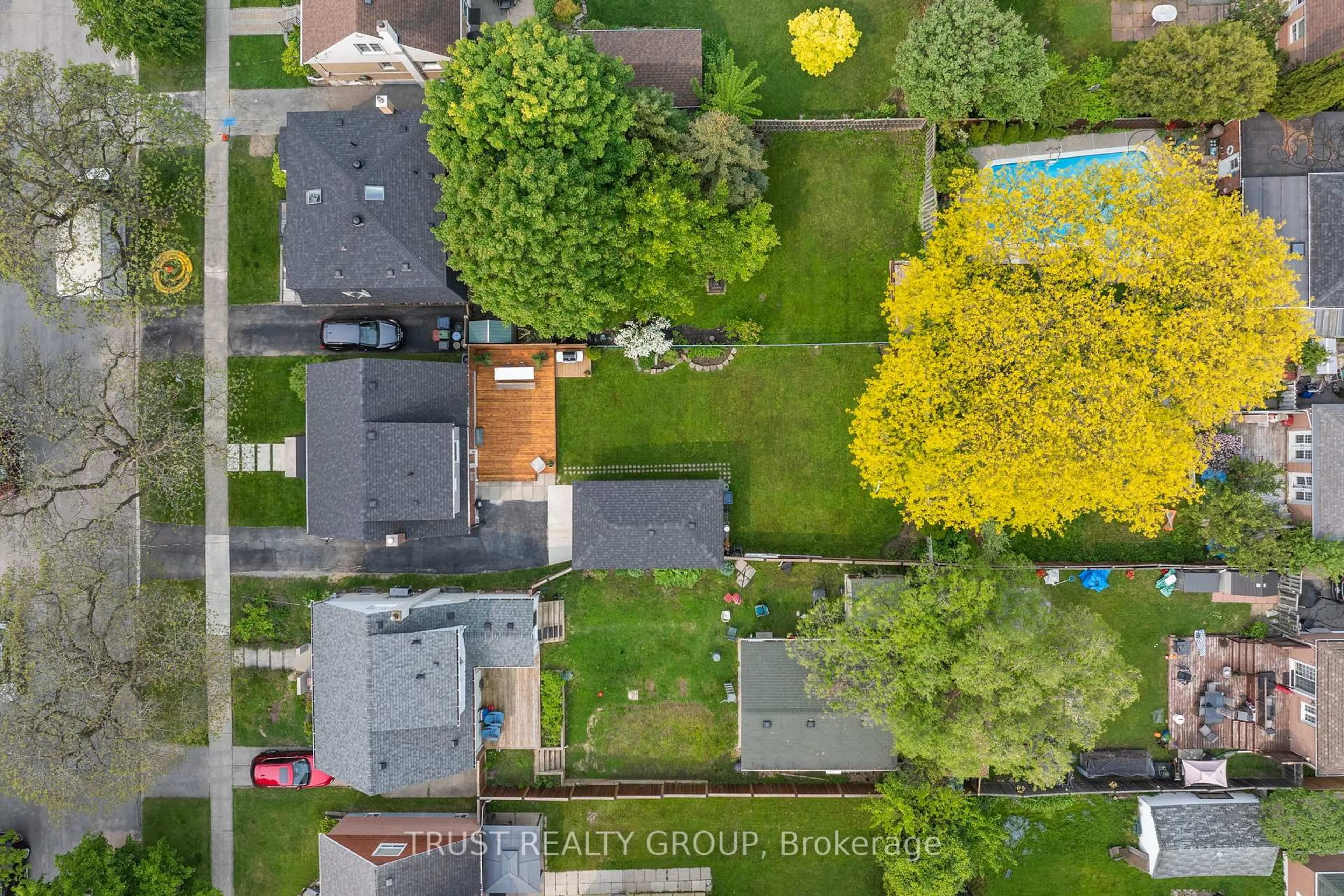 A pic from outside/outdoor area/front of a property/back of a property/a pic from drone, street for 14 Dorine Cres, Toronto Ontario M1L 1Y7