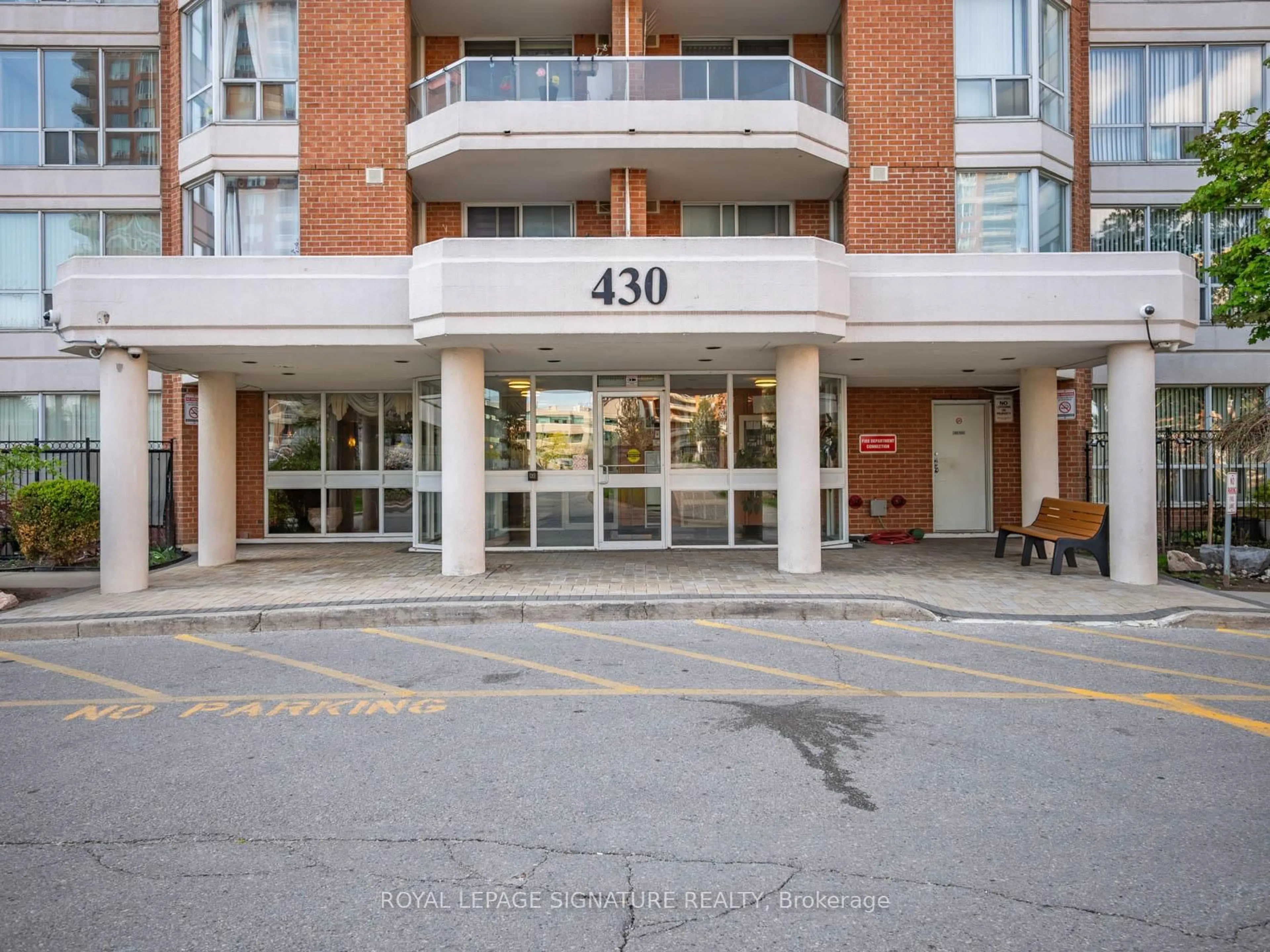 Indoor foyer for 430 Mclevin Ave #1012, Toronto Ontario M1B 5P1