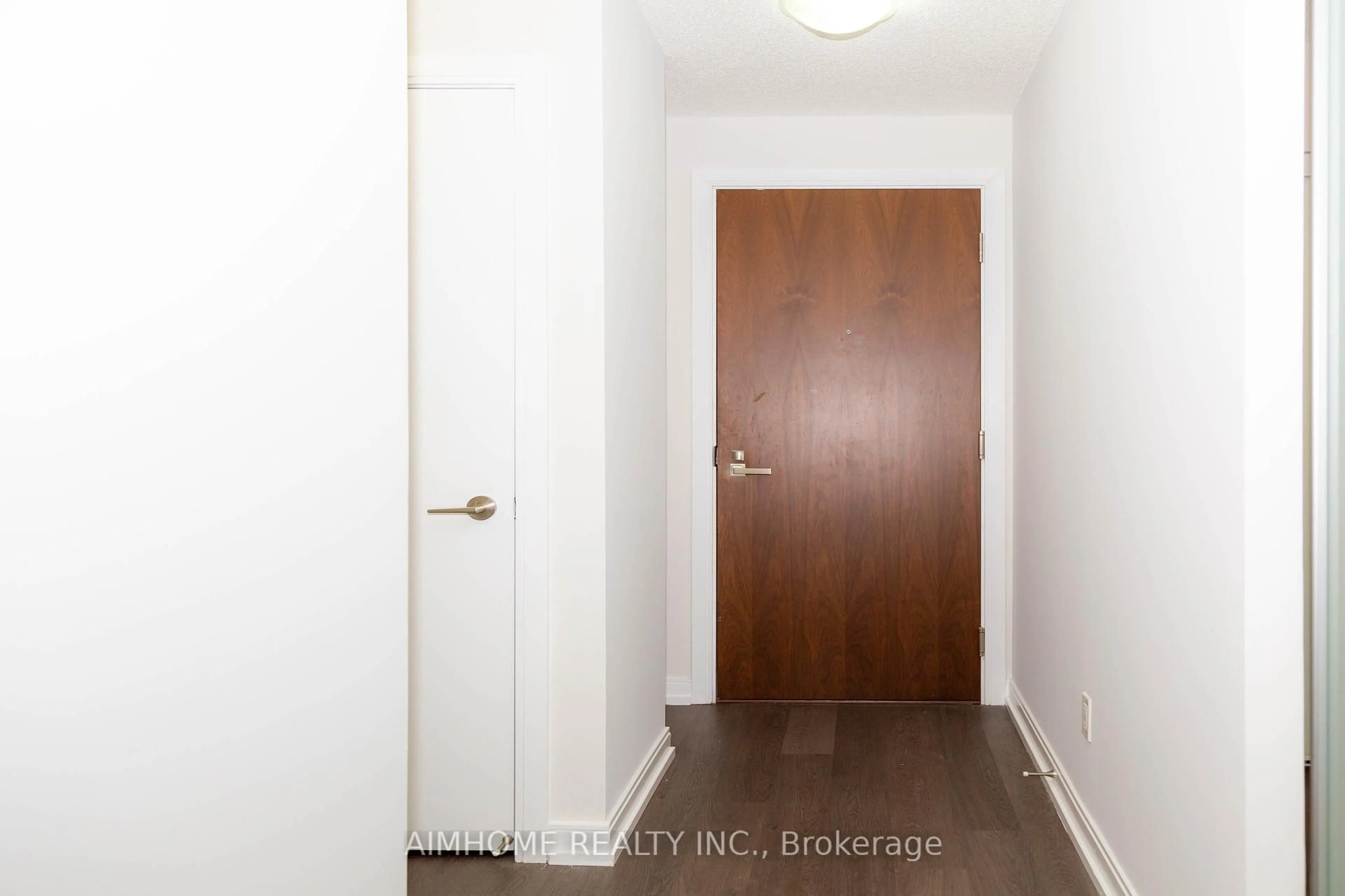 Indoor entryway for 255 Village Green Sq #2004, Toronto Ontario M1S 0L7