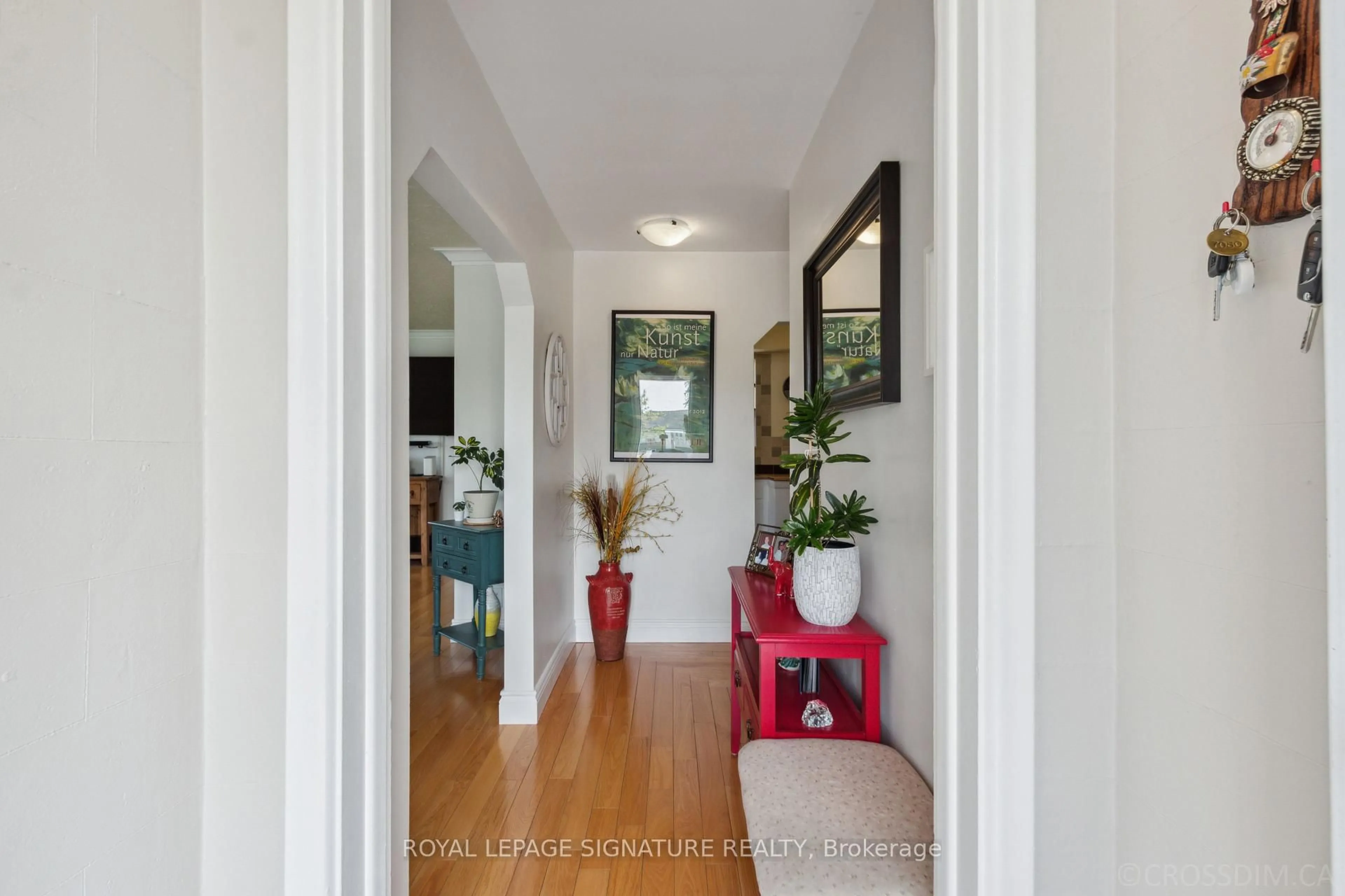 Indoor entryway for 18 Lupin Dr, Toronto Ontario M1R 4X3