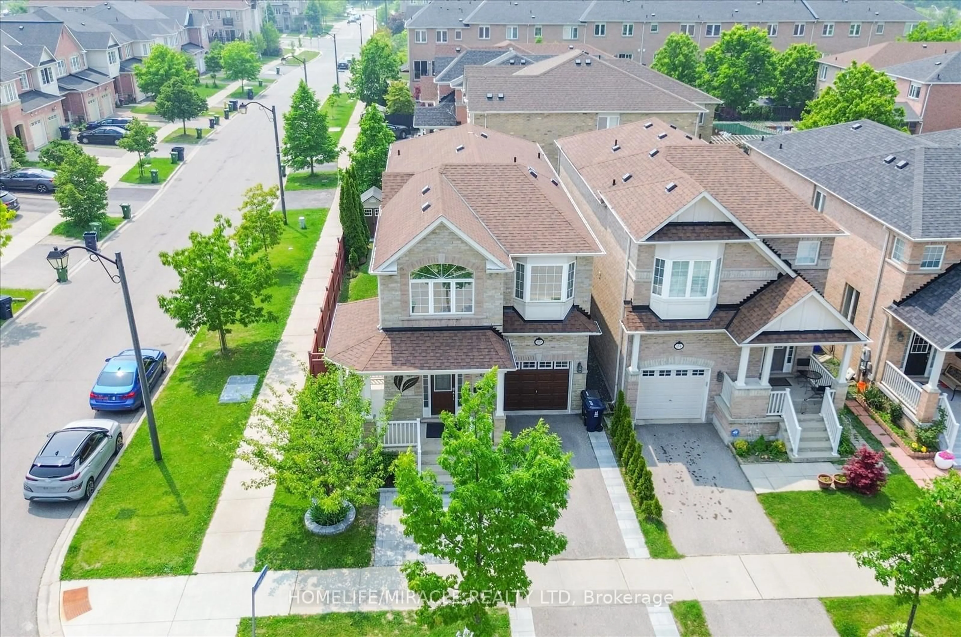 A pic from outside/outdoor area/front of a property/back of a property/a pic from drone, street for 22 Vivian Rd, Toronto Ontario M1M 0A9