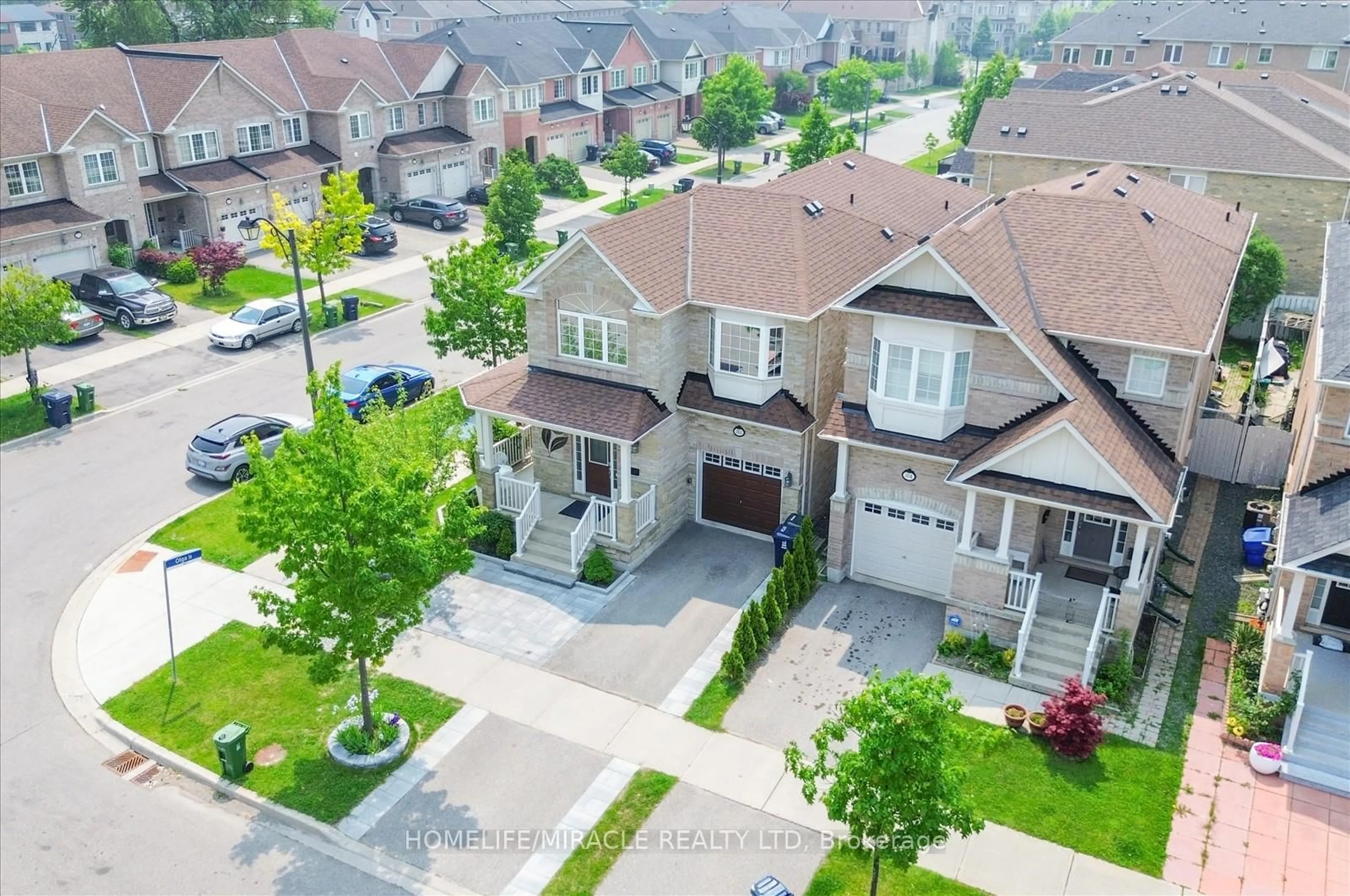 A pic from outside/outdoor area/front of a property/back of a property/a pic from drone, street for 22 Vivian Rd, Toronto Ontario M1M 0A9