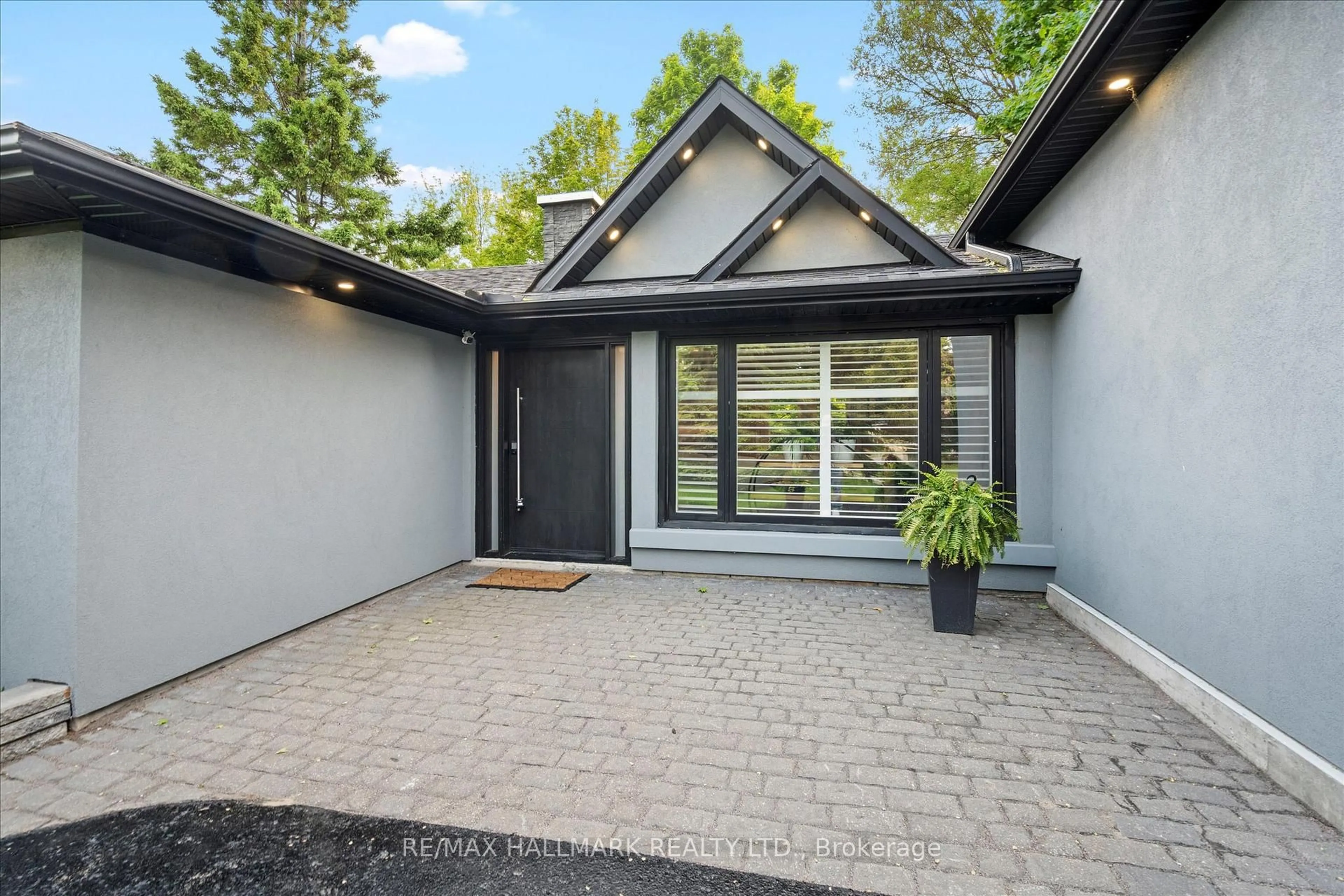 Home with brick exterior material, street for 322 East Ave, Toronto Ontario M1C 2W4