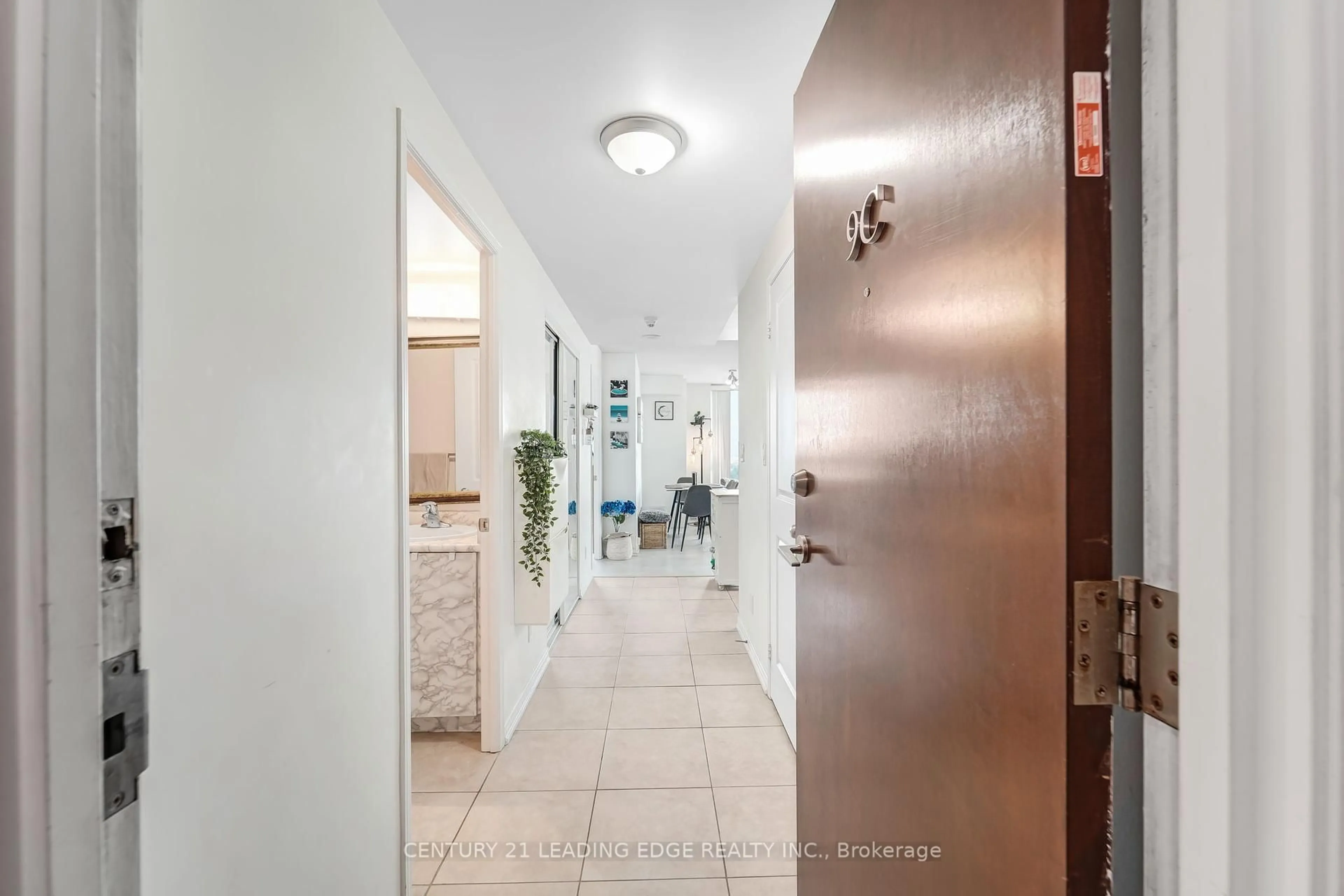Indoor foyer for 8 Rosebank Dr #9C, Toronto Ontario M1B 5Z3