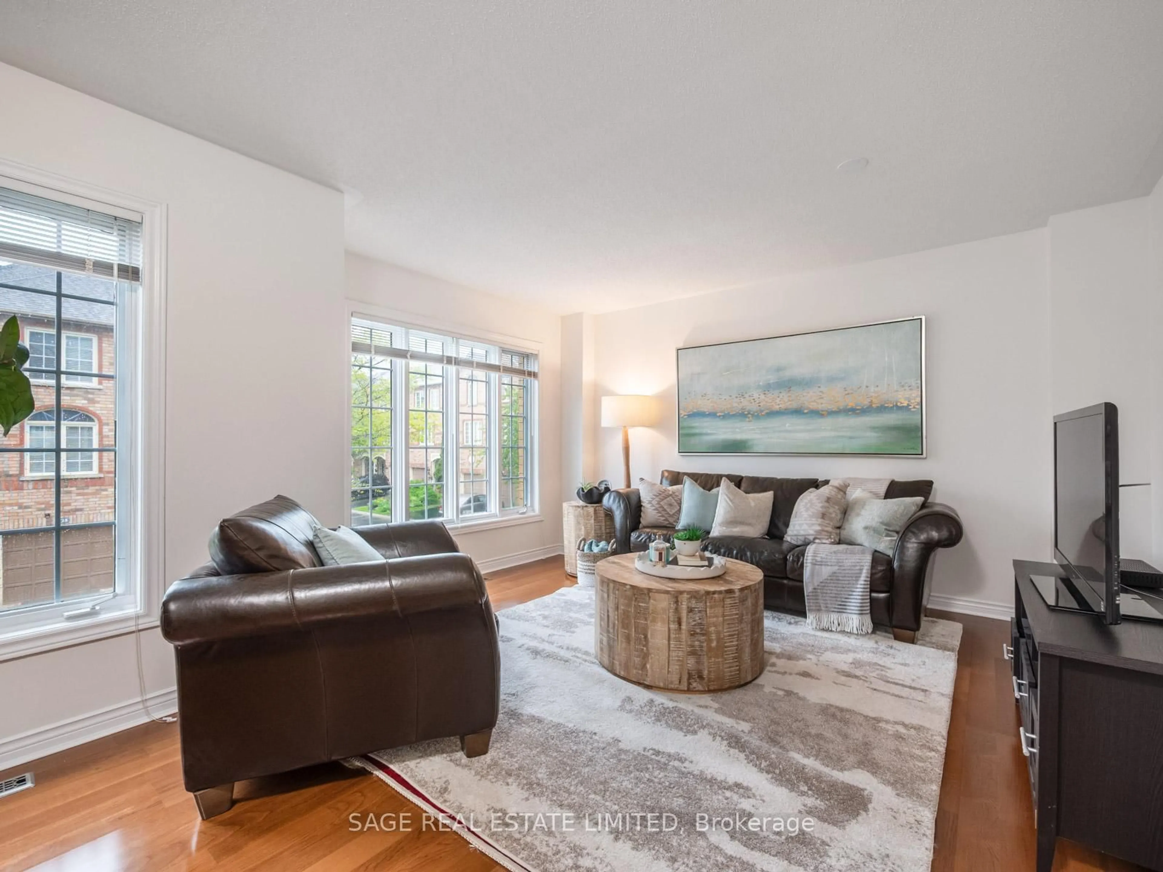 Living room with furniture, wood/laminate floor for 21 Guildpark Ptwy, Toronto Ontario M1J 3P1