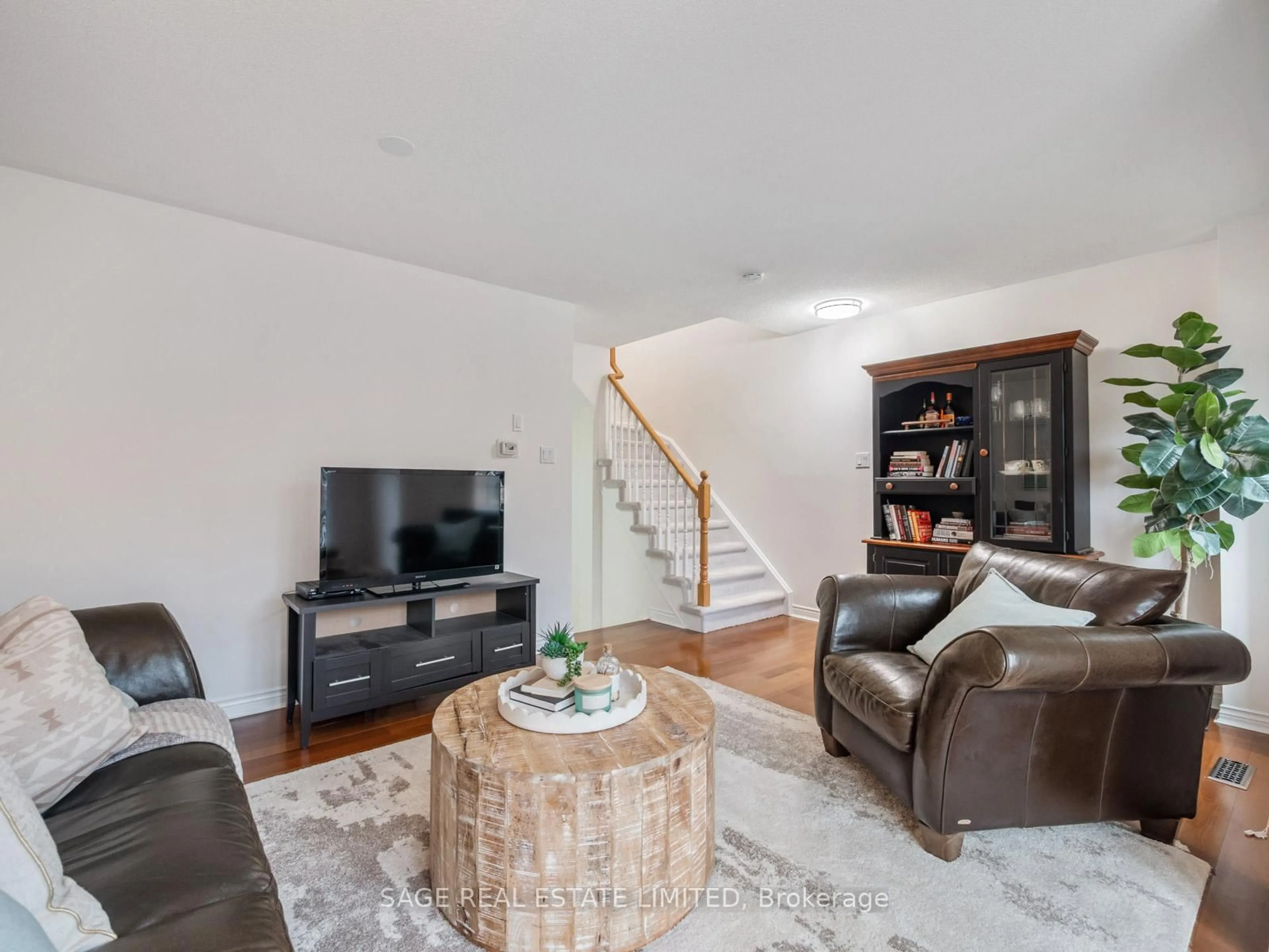 Living room with furniture, unknown for 21 Guildpark Ptwy, Toronto Ontario M1J 3P1