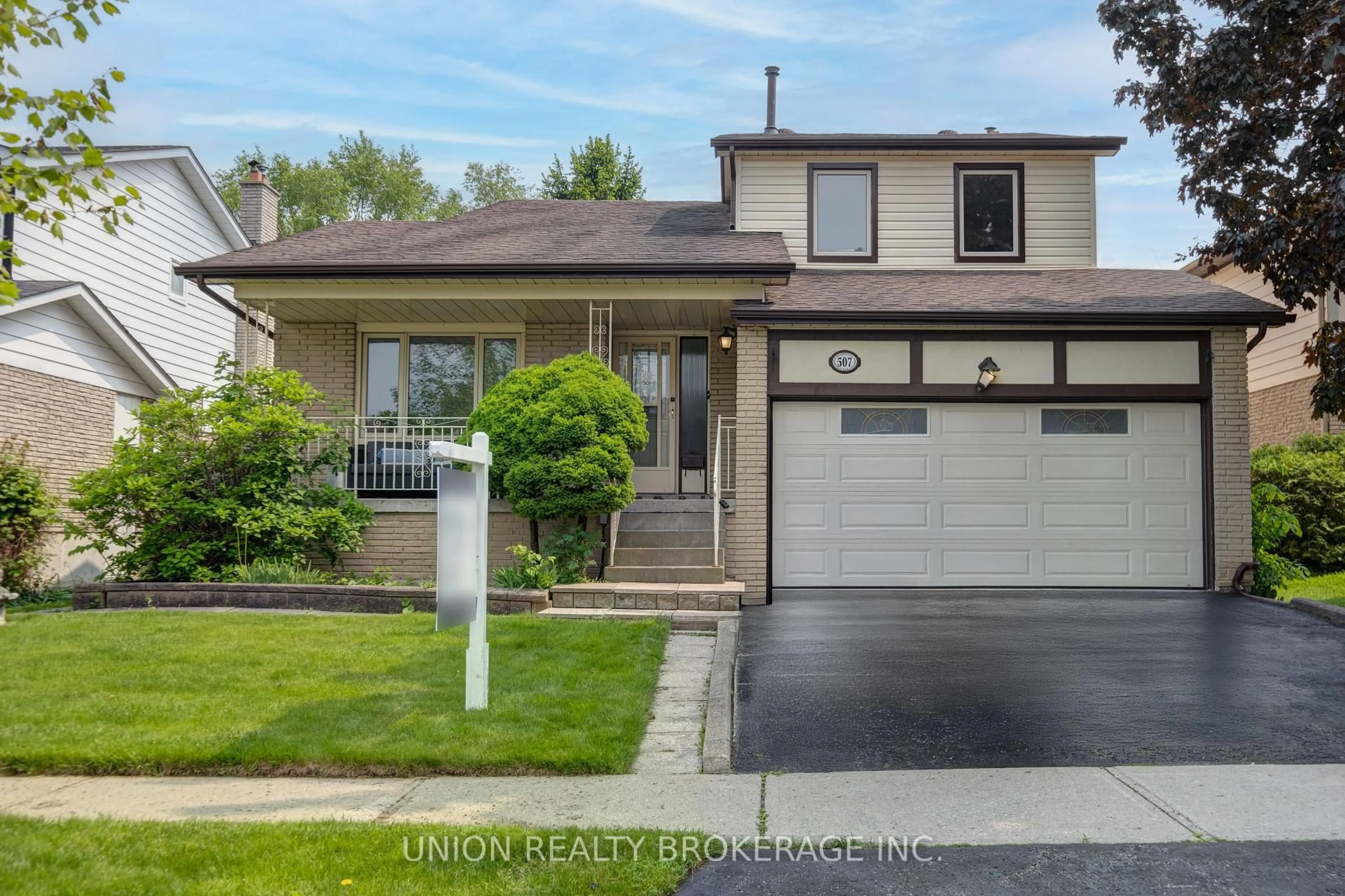 Home with vinyl exterior material, street for 507 Petticoat Lane, Pickering Ontario L1W 3E7