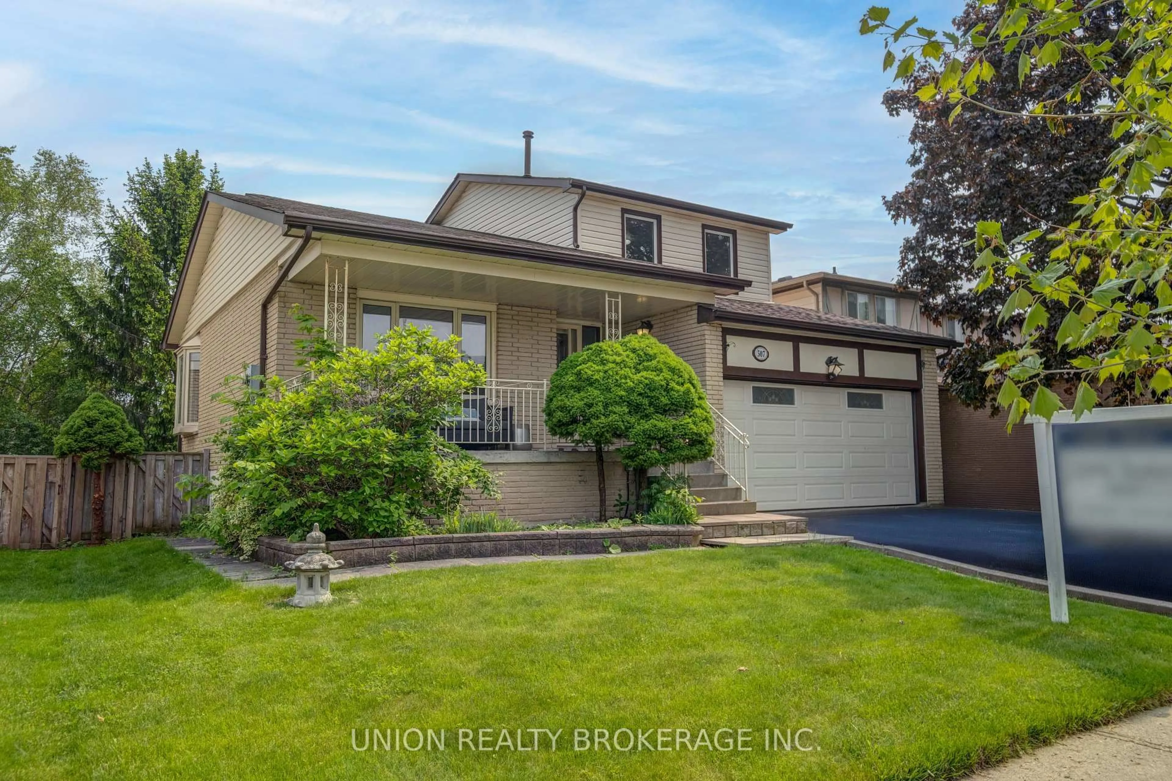 Home with vinyl exterior material, street for 507 Petticoat Lane, Pickering Ontario L1W 3E7