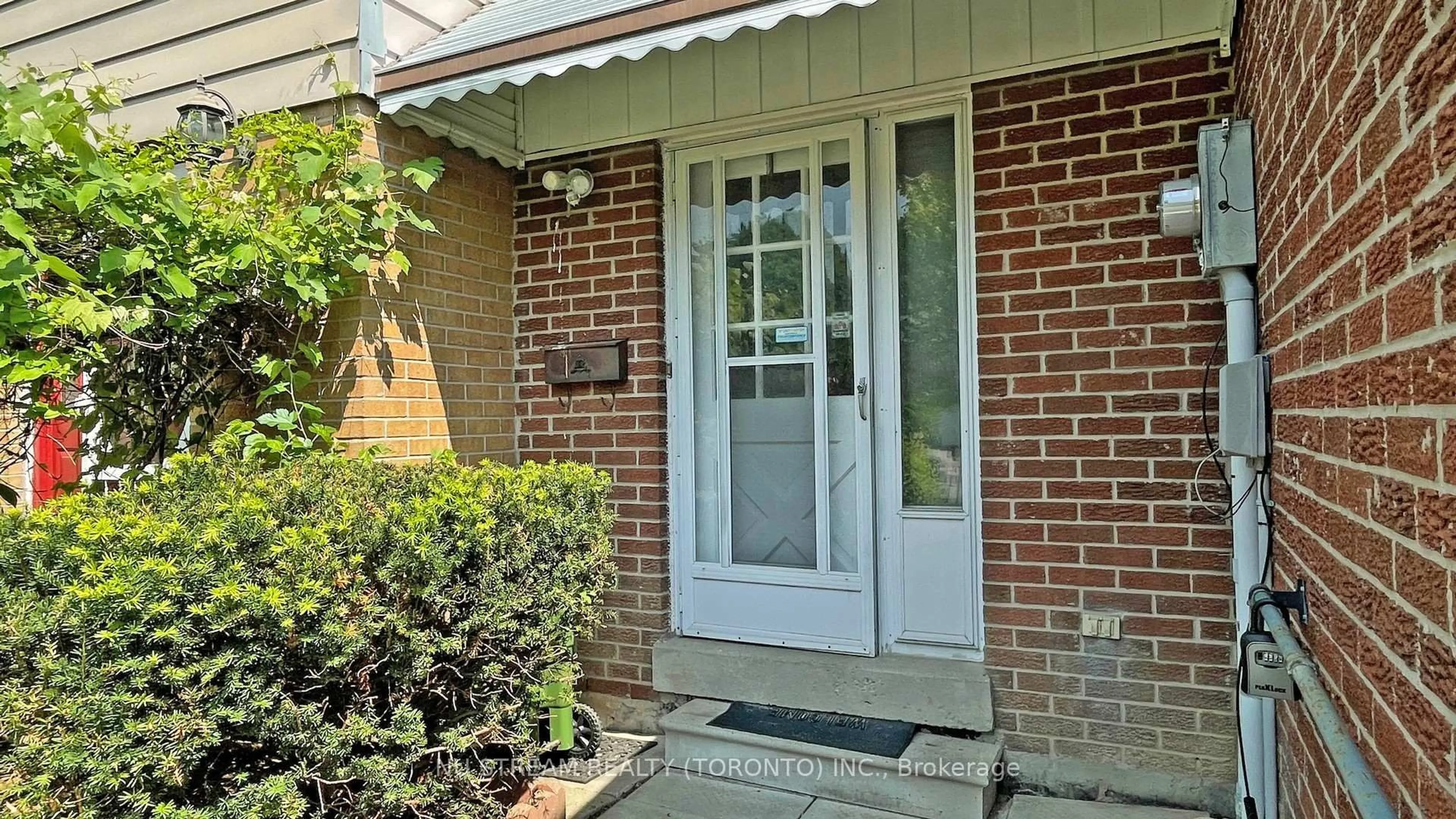 Indoor entryway for 15 Glen Springs Dr, Toronto Ontario M1W 1X7