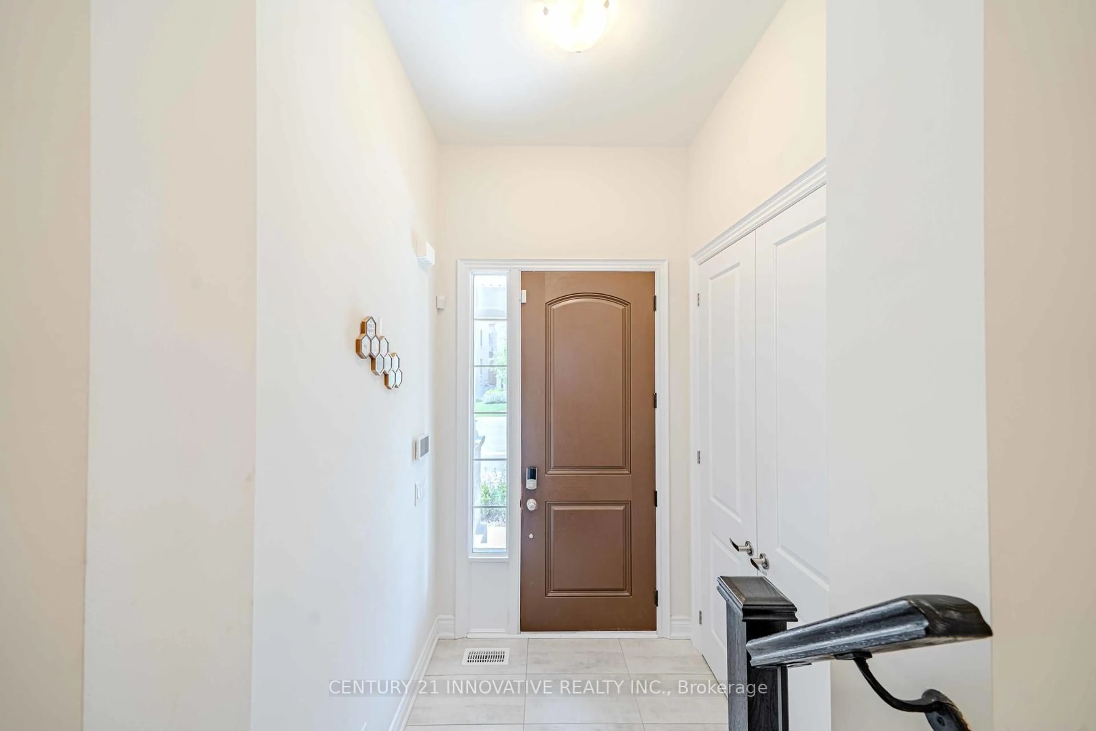 Indoor entryway for 110 Dorian Dr, Whitby Ontario L1P 0C8