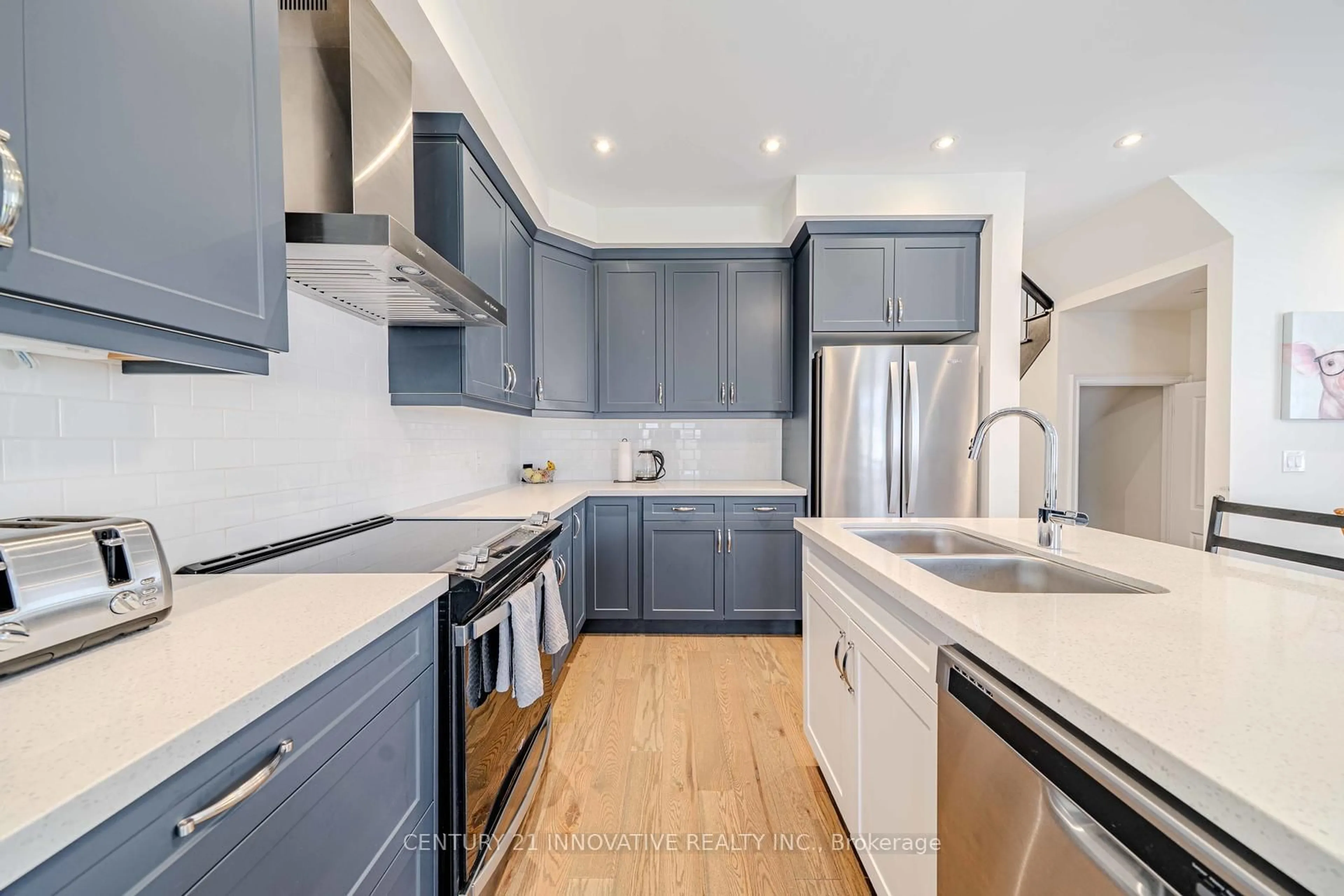 Contemporary kitchen, unknown for 110 Dorian Dr, Whitby Ontario L1P 0C8