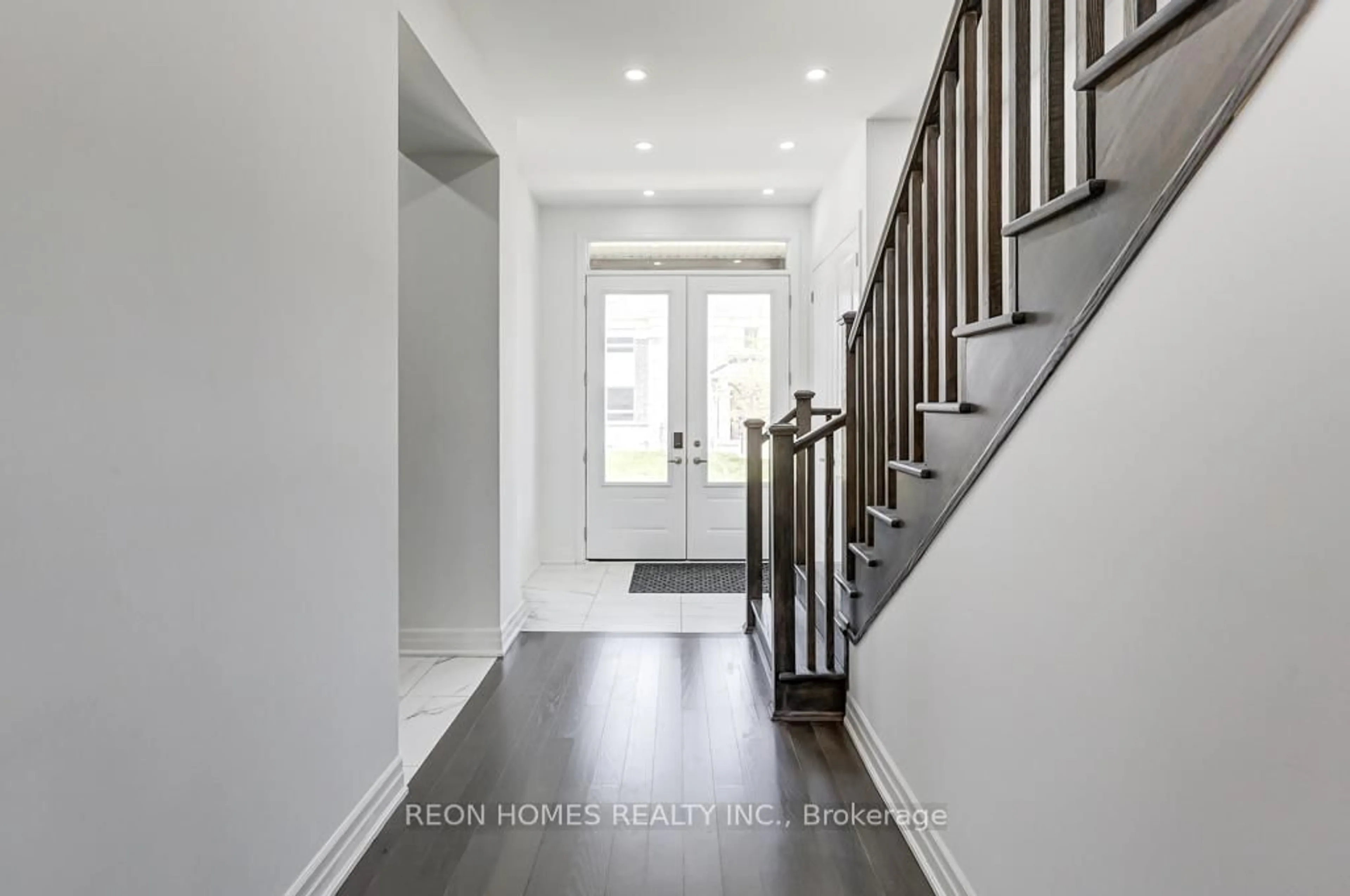 Indoor entryway for 1423 Swallowtail Lane, Pickering Ontario L1X 0N8
