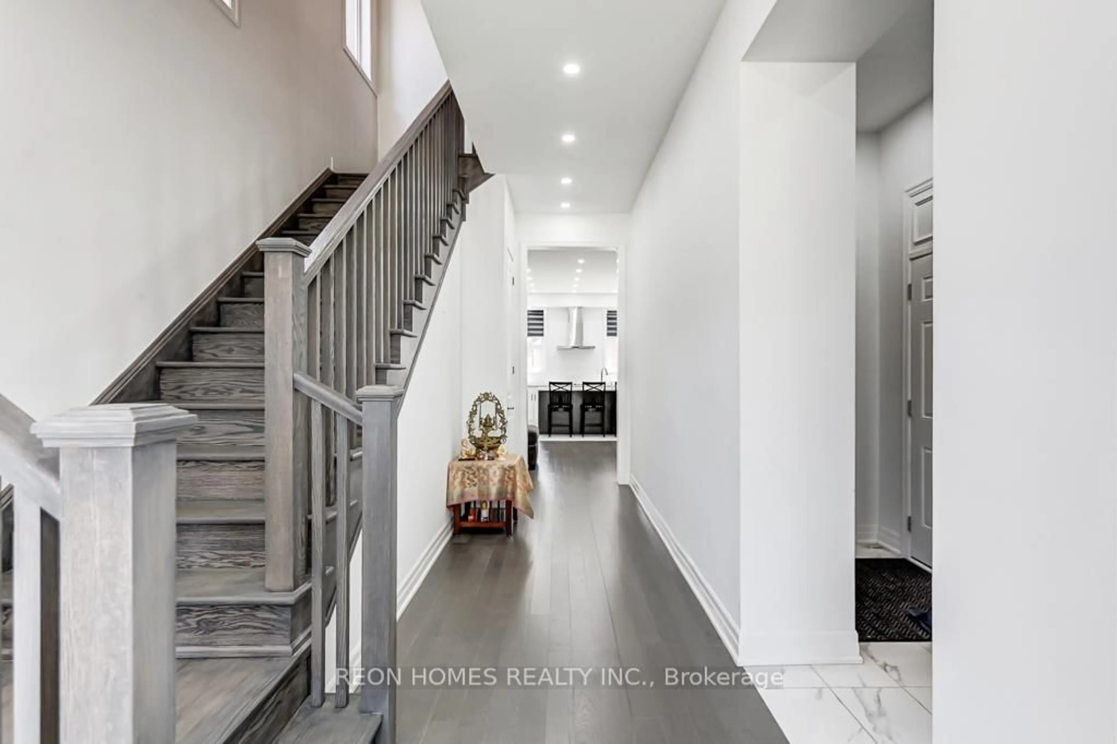 Indoor entryway for 1423 Swallowtail Lane, Pickering Ontario L1X 0N8