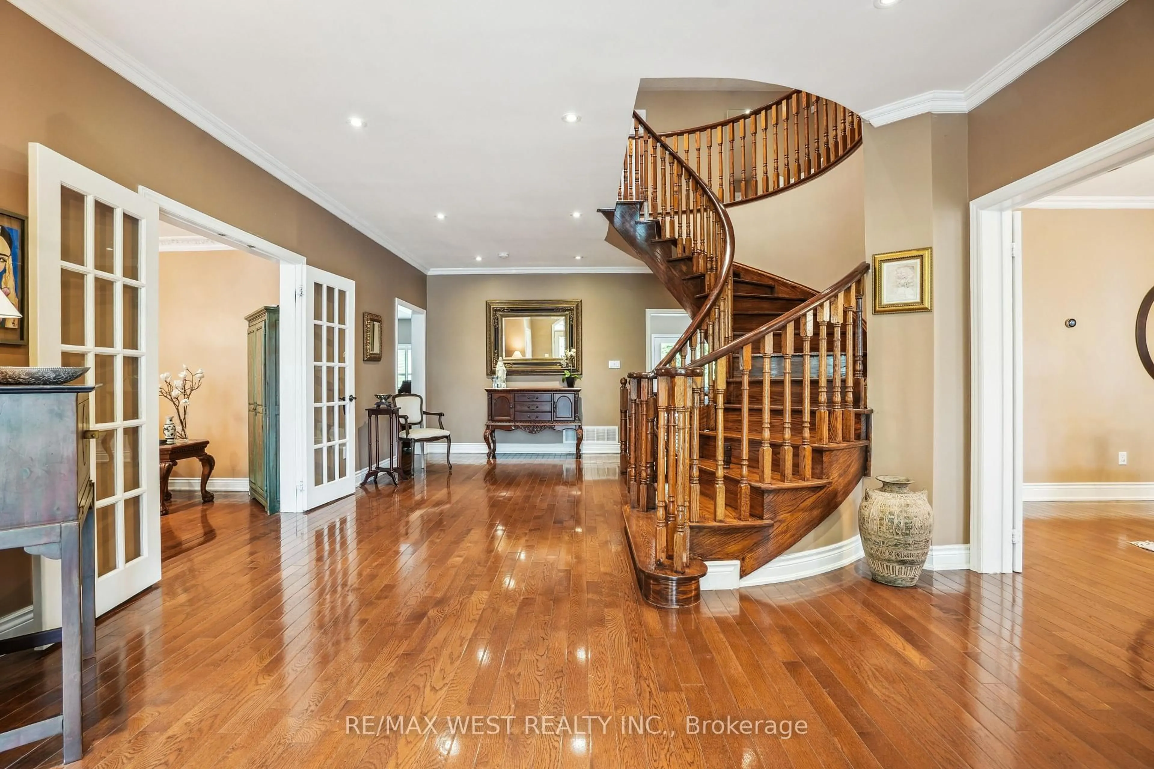 Indoor foyer for 81 Woodview Dr, Pickering Ontario L1V 1L1