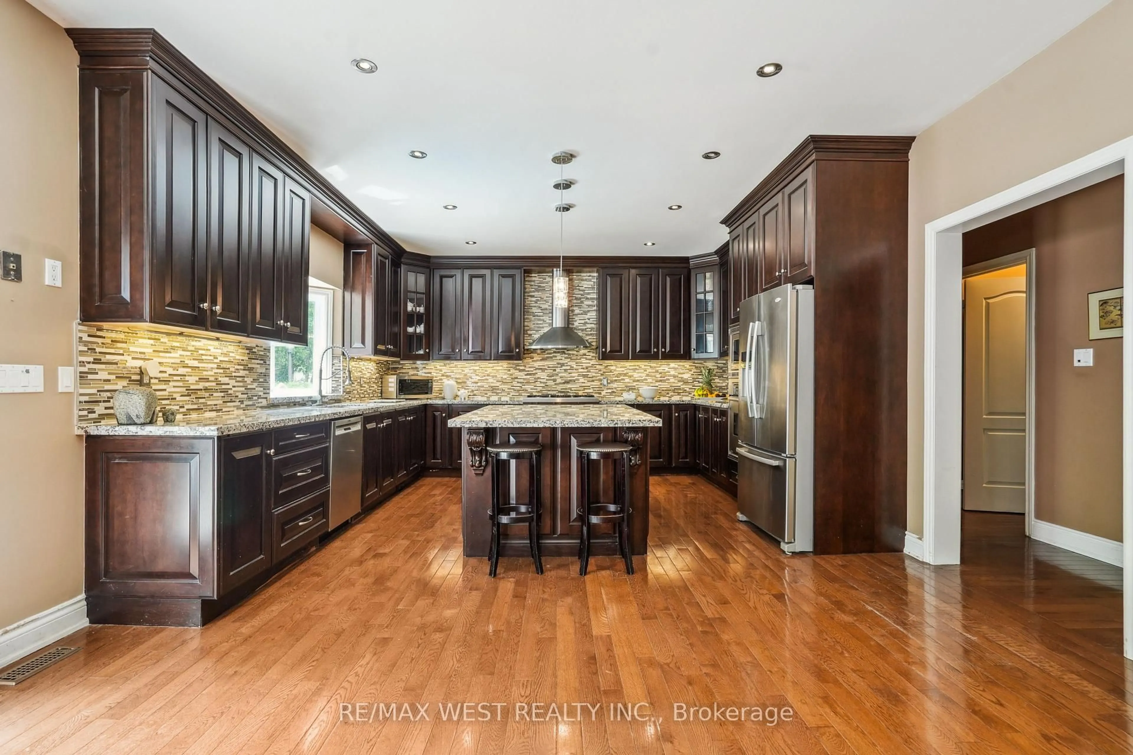 Open concept kitchen, unknown for 81 Woodview Dr, Pickering Ontario L1V 1L1
