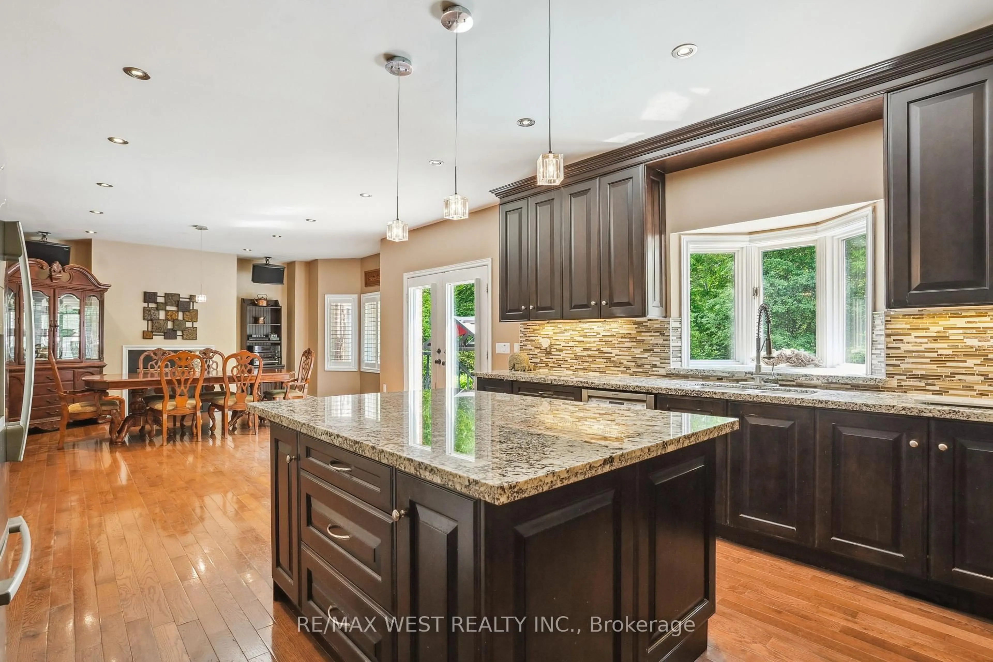 Open concept kitchen, ceramic/tile floor for 81 Woodview Dr, Pickering Ontario L1V 1L1