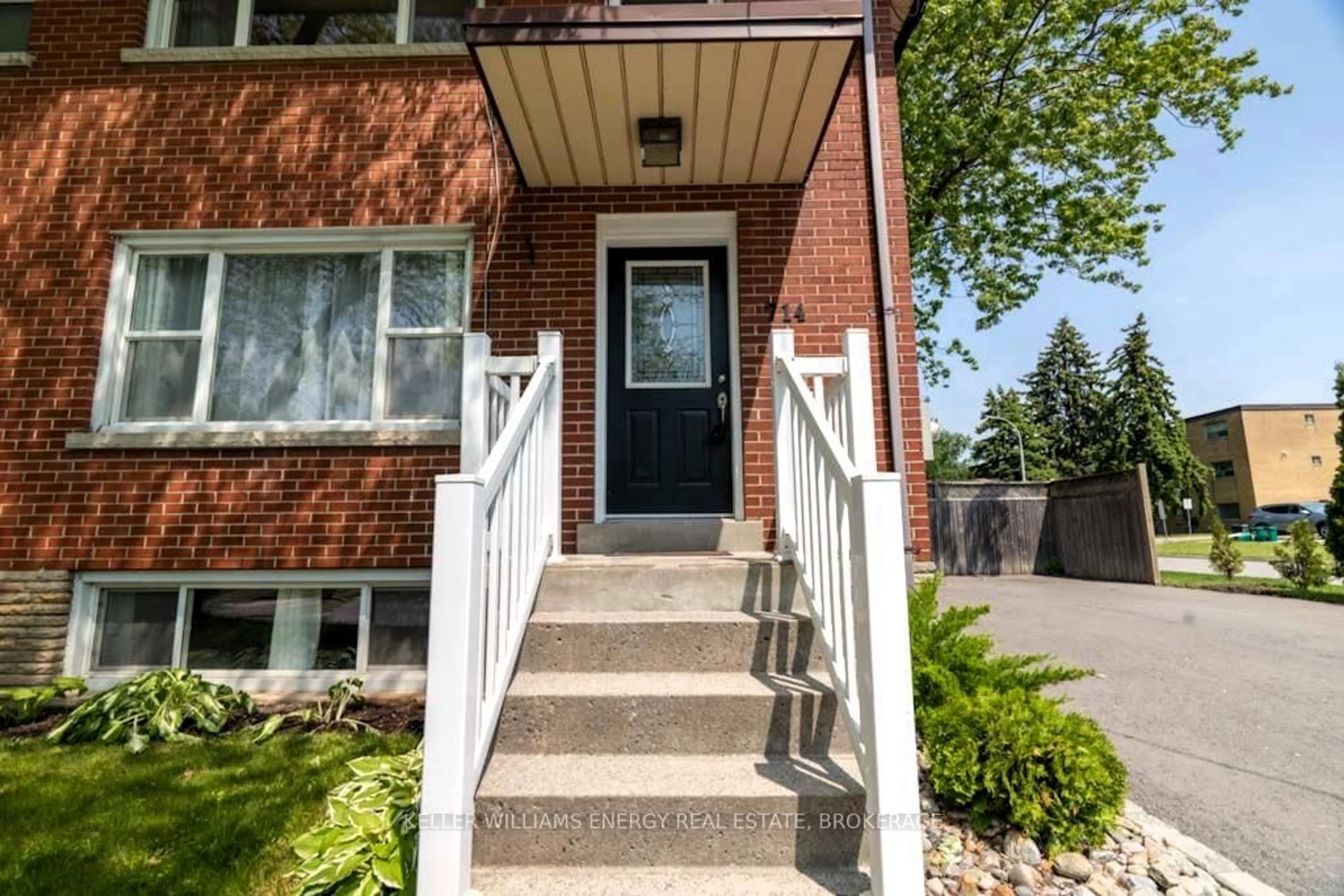 Unknown for 714 Dunlop St, Whitby Ontario L1N 1V6