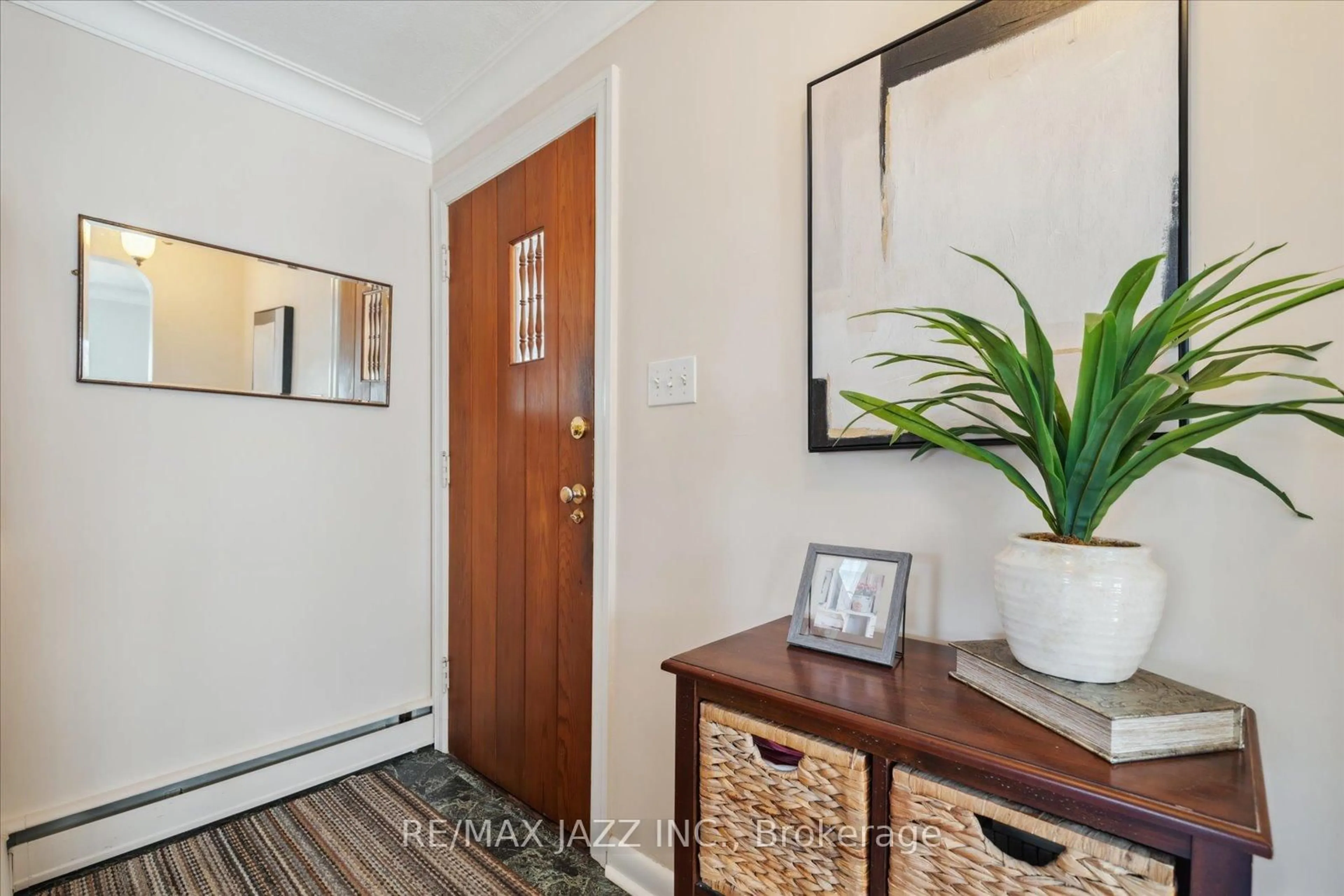 Indoor entryway for 640 Mary St, Oshawa Ontario L1G 5E9