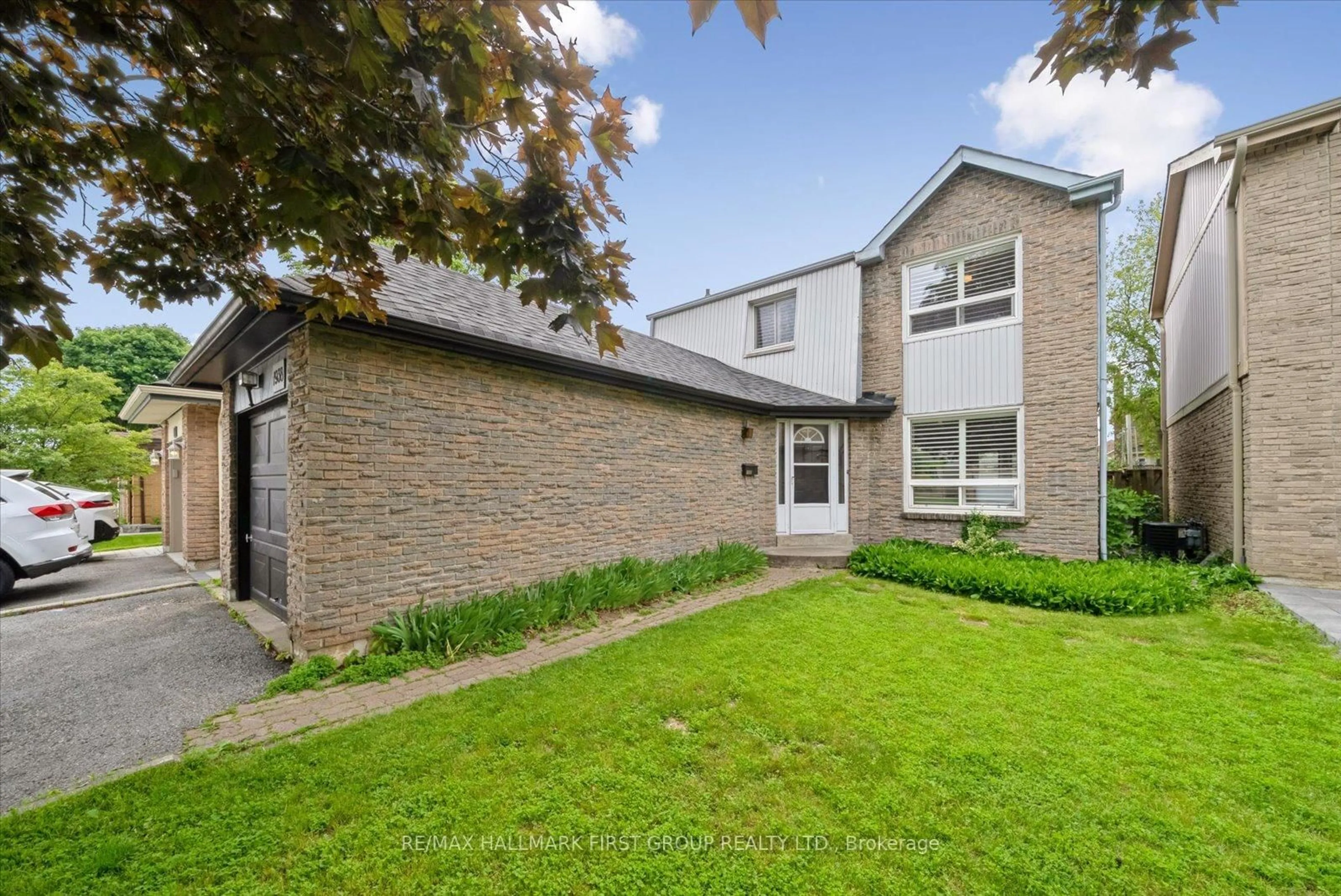A pic from outside/outdoor area/front of a property/back of a property/a pic from drone, street for 1938 Parkside Dr, Pickering Ontario L1V 3N5