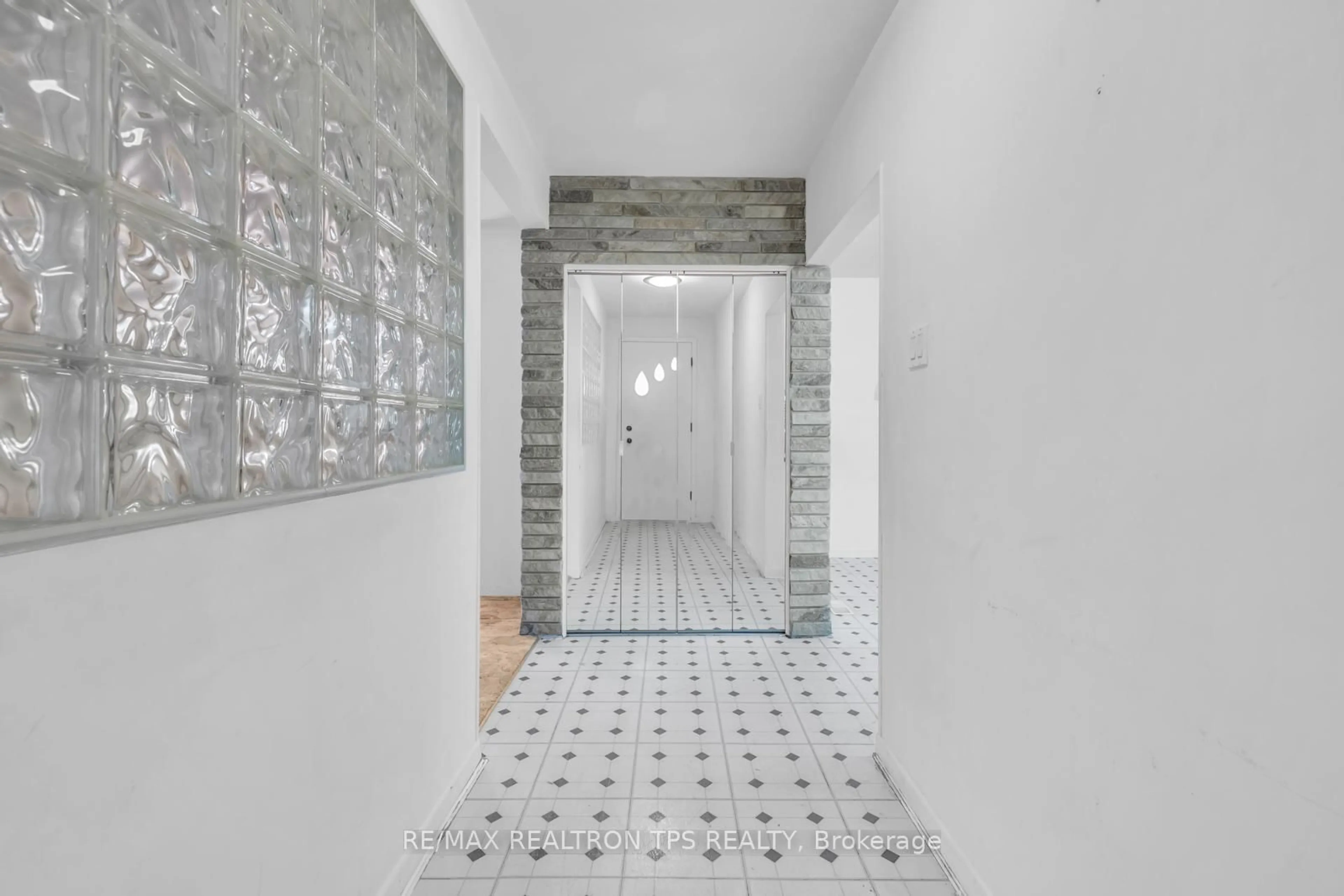 Indoor entryway for 54 Portico Dr, Toronto Ontario M1G 3R6