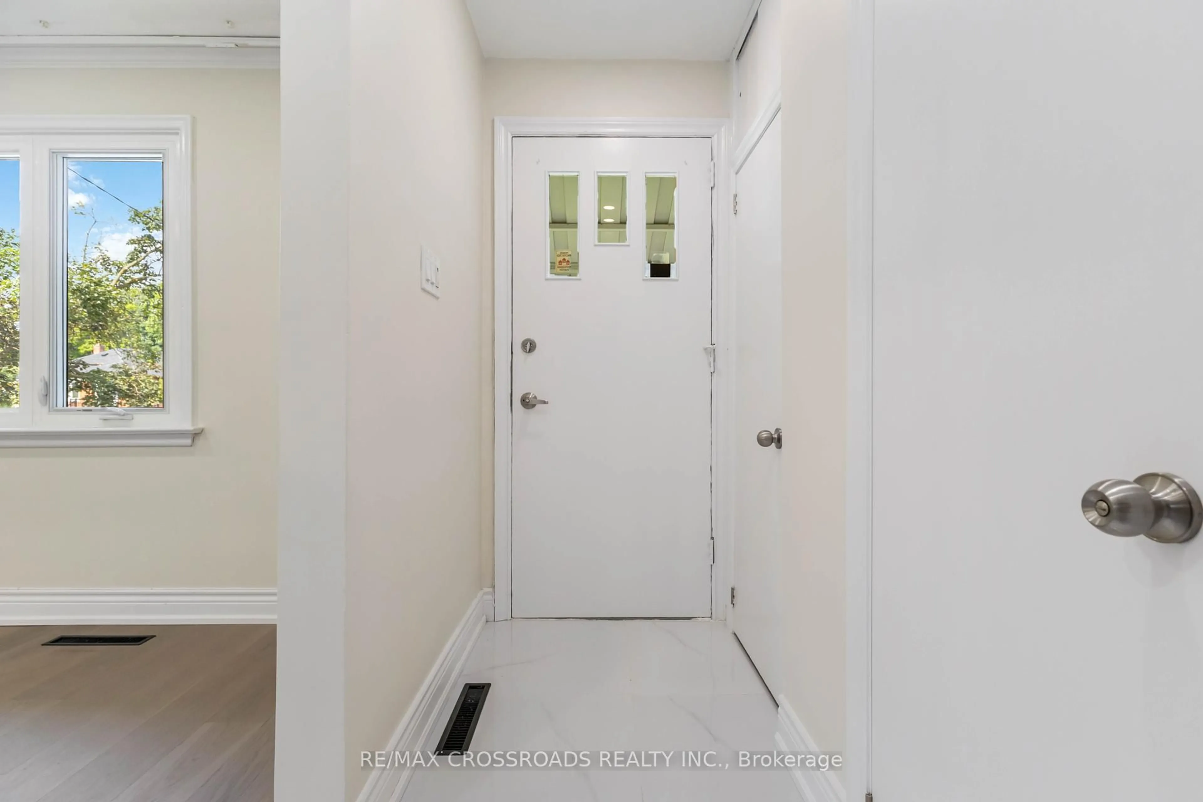 Indoor entryway for 58 Greylawn Cres, Toronto Ontario M1R 2V6