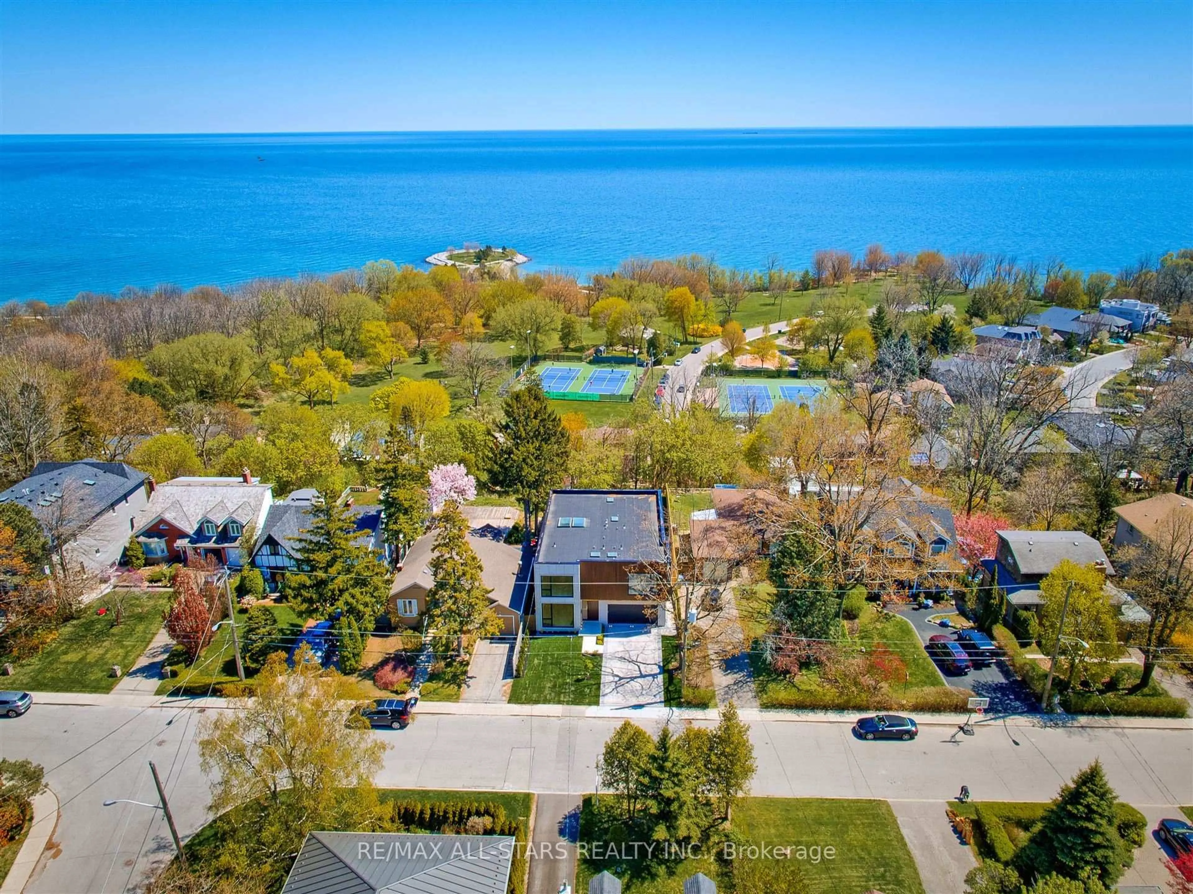 A pic from outside/outdoor area/front of a property/back of a property/a pic from drone, water/lake/river/ocean view for 29 Cliffcrest Dr, Toronto Ontario M1M 2K1
