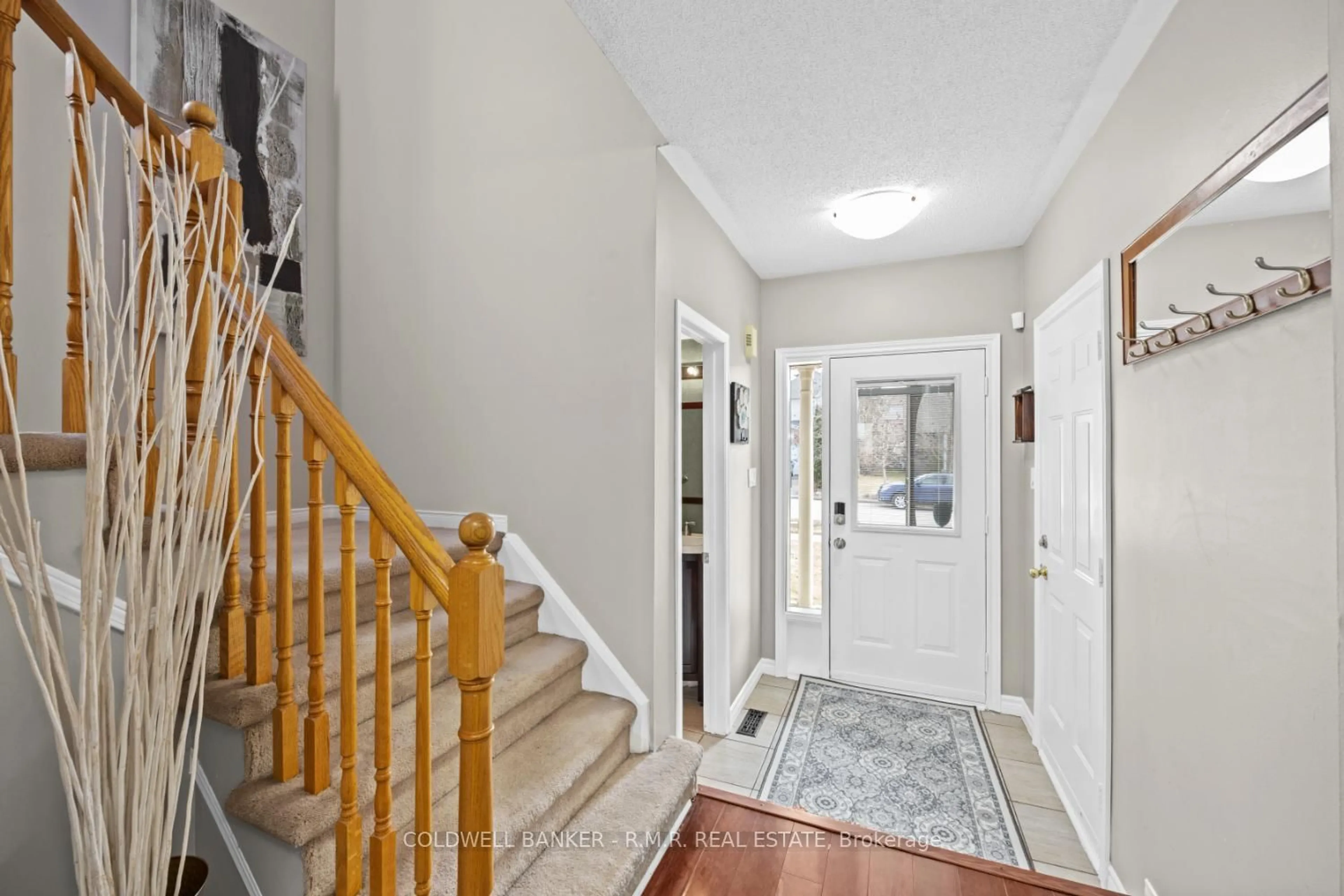 Indoor entryway for 33 Winchurch Dr, Scugog Ontario L9L 1T5