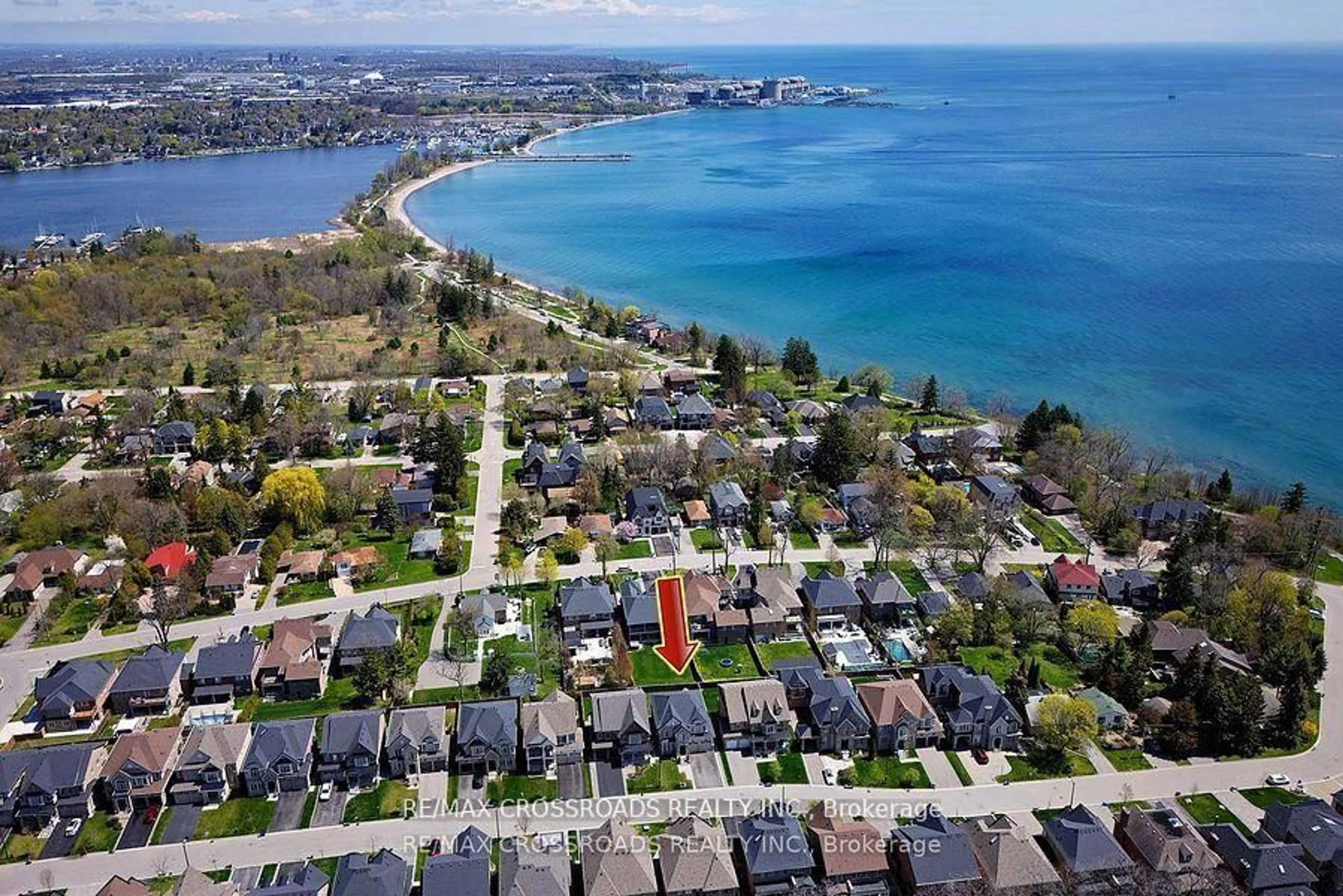 A pic from outside/outdoor area/front of a property/back of a property/a pic from drone, water/lake/river/ocean view for 529 Cliffview Rd, Pickering Ontario L1W 0B2