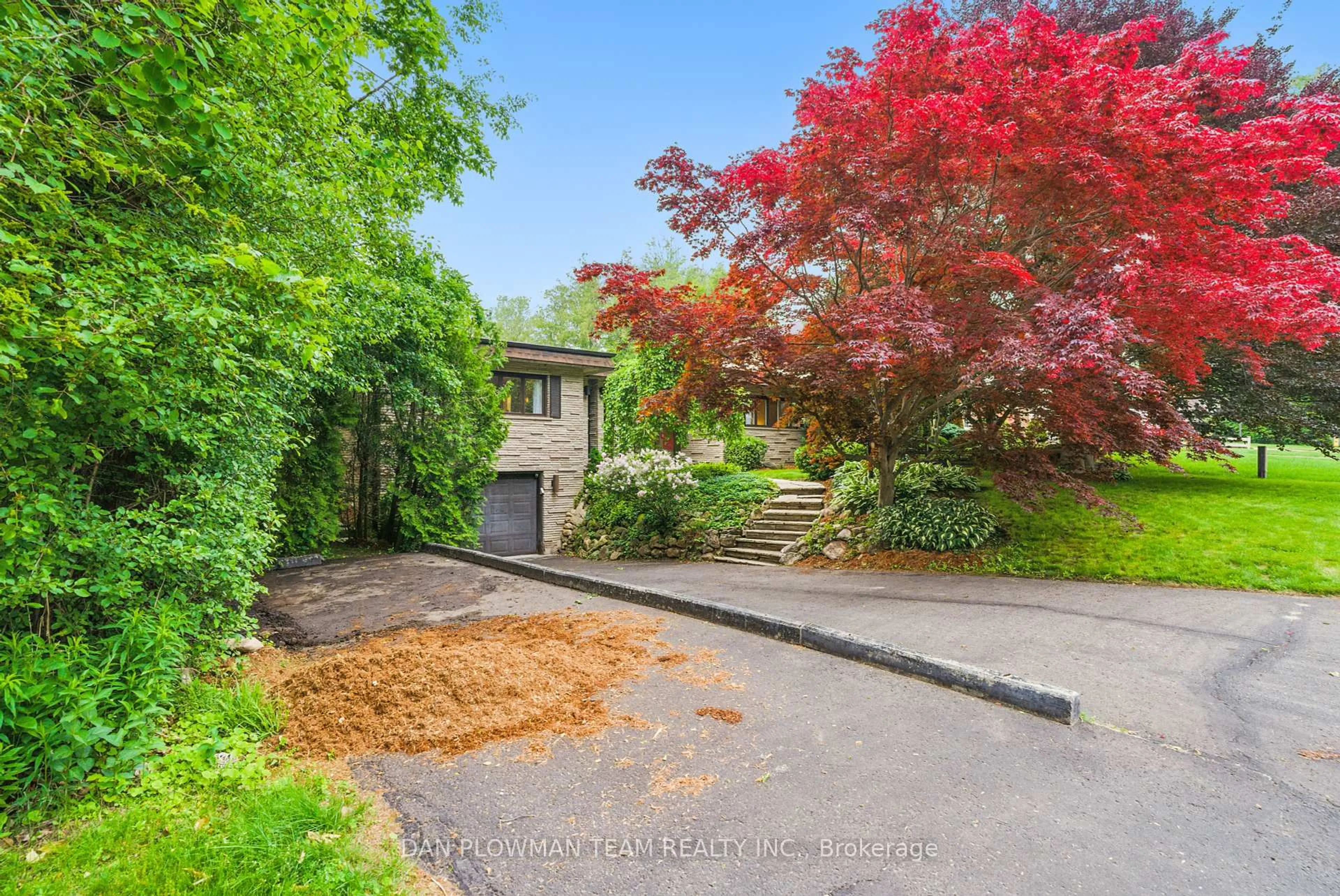A pic from outside/outdoor area/front of a property/back of a property/a pic from drone, street for 128 Marica Ave, Oshawa Ontario L1G 3G8