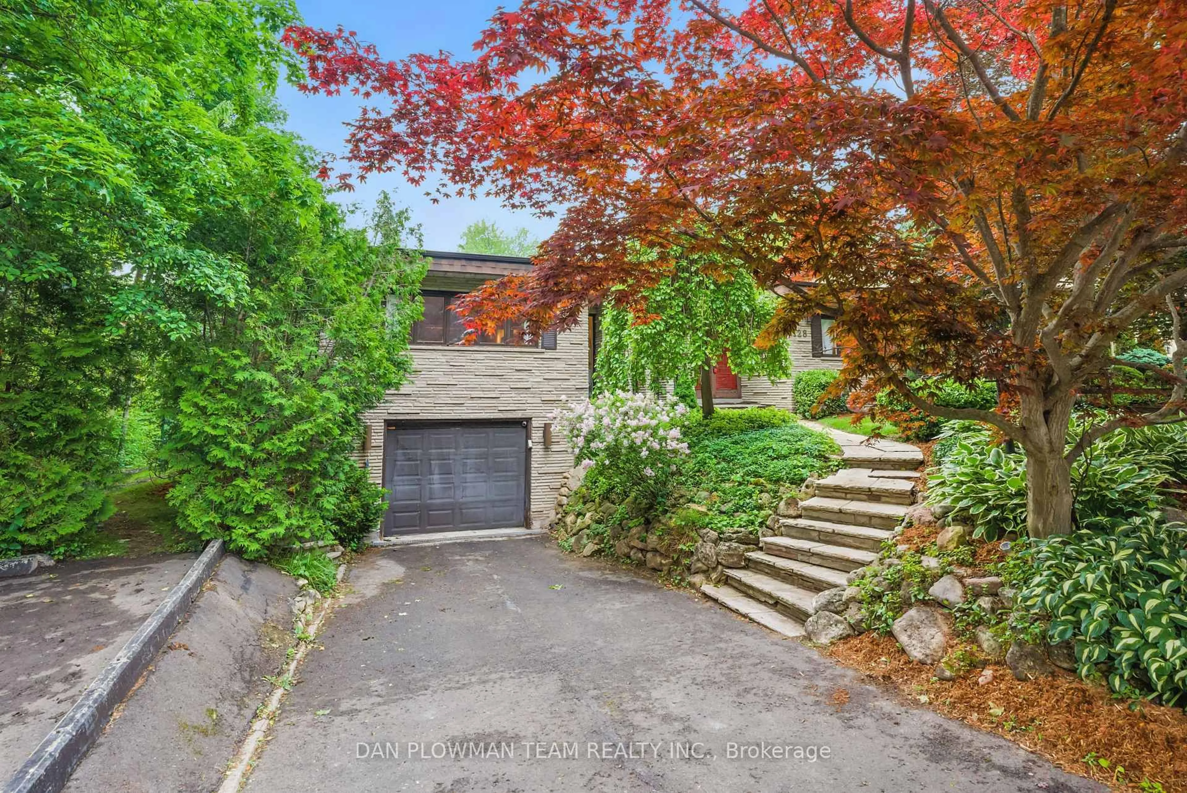 A pic from outside/outdoor area/front of a property/back of a property/a pic from drone, street for 128 Marica Ave, Oshawa Ontario L1G 3G8